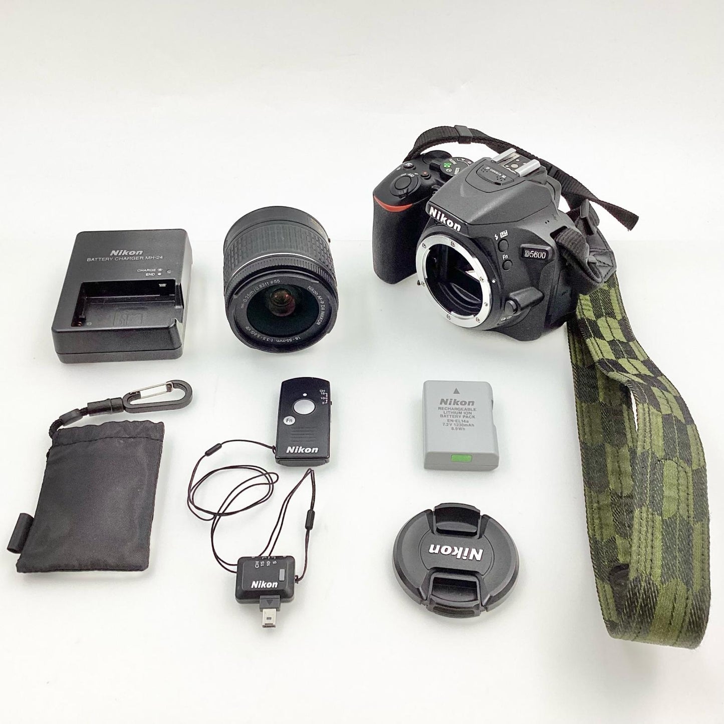【全額返金保証】【最速発送】Nikon デジタル一眼 D5600 18-55 VR レンズキット ブラック 動作確認済