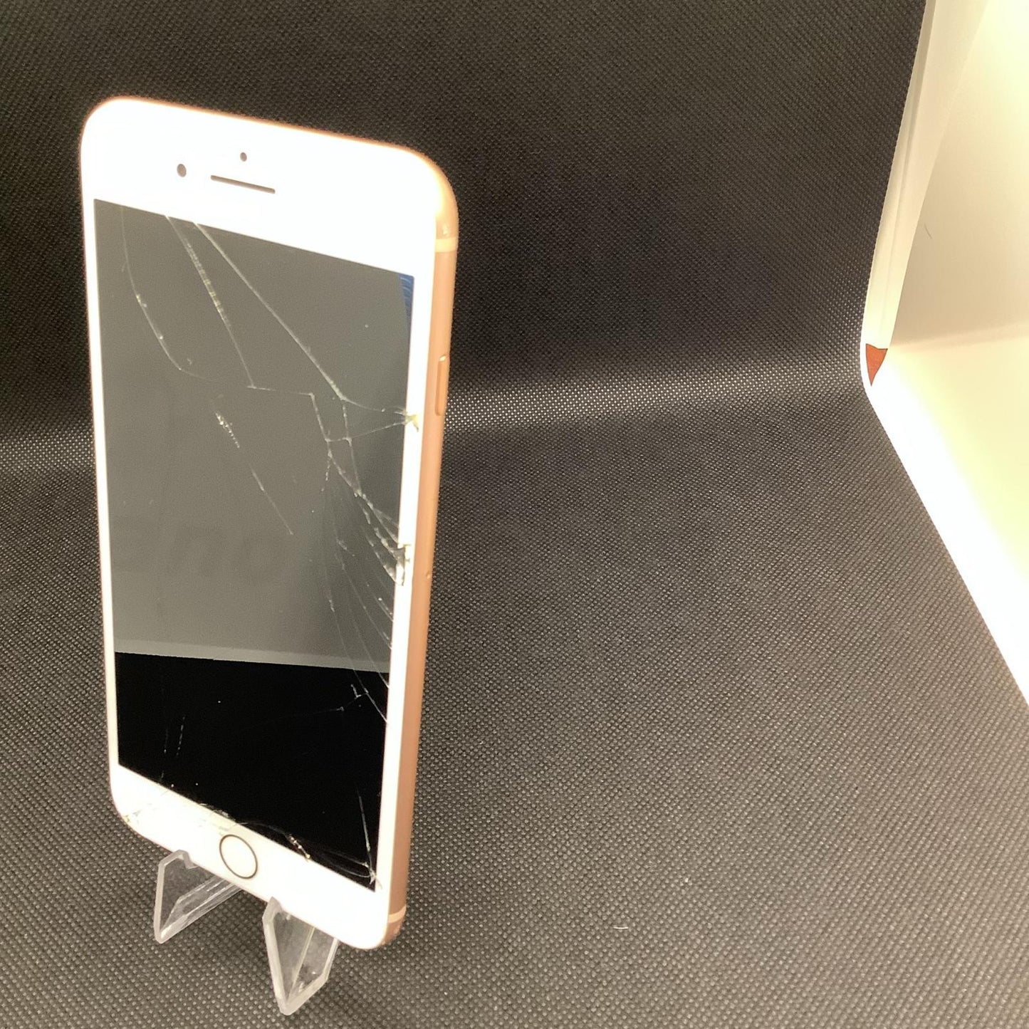 【最速発送】Apple iPhone iPhone 8 Plus 256GB docomo 白ロム【難有】 83%