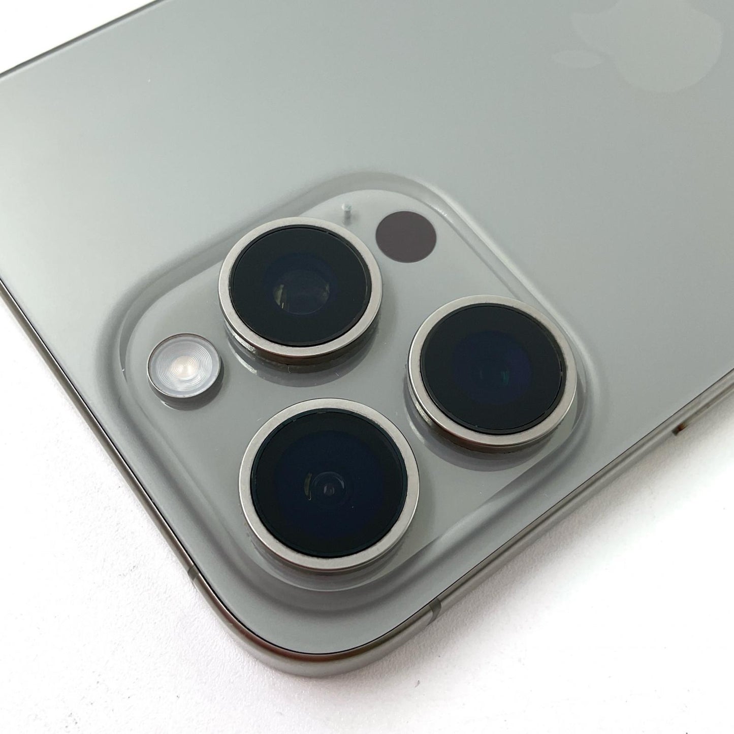 【全額返金保証】【最速発送】Apple iPhone iPhone 15 Pro Max 256GB ナチュラルチタニウム au 動作確認済 88%