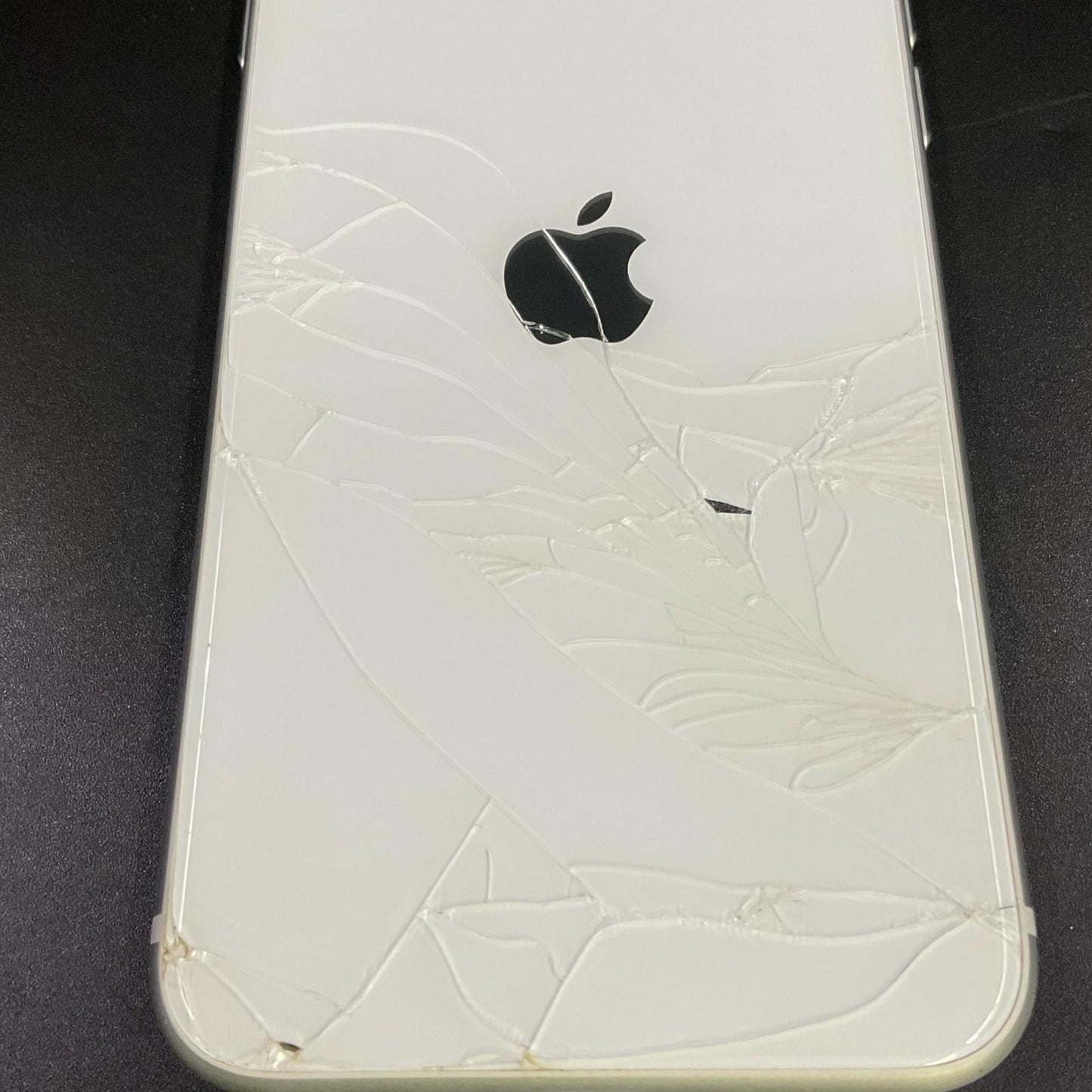 【最速発送】Apple iPhone iPhone SE(第2世代) 64GB ホワイト au 白ロム【難有】 80%