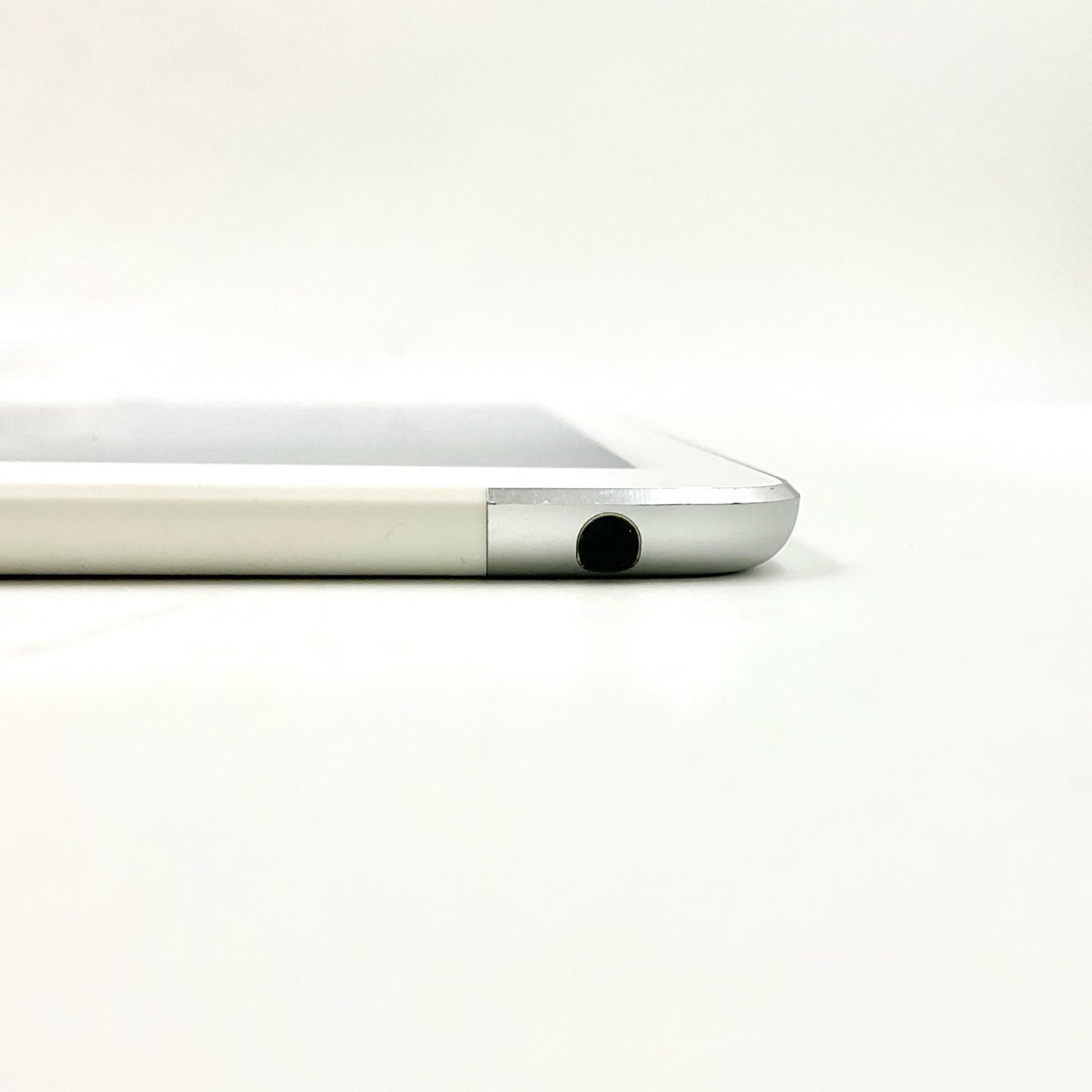 【全額返金保証】【最速発送】Apple iPad Air 9.7インチ 第2世代 16GB シルバー WiFi+Cellular docomo 白ロム 動作確認済