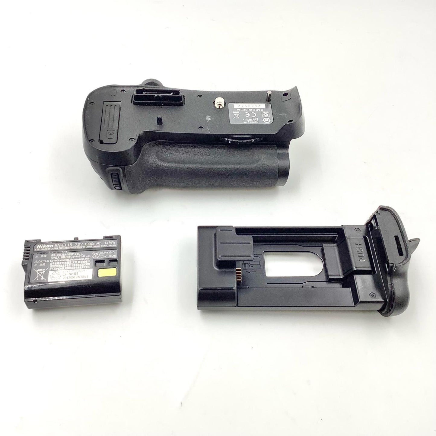 【全額返金保証】【最速発送】Nikon MB-D12 マルチパワーバッテリーパック 動作確認済