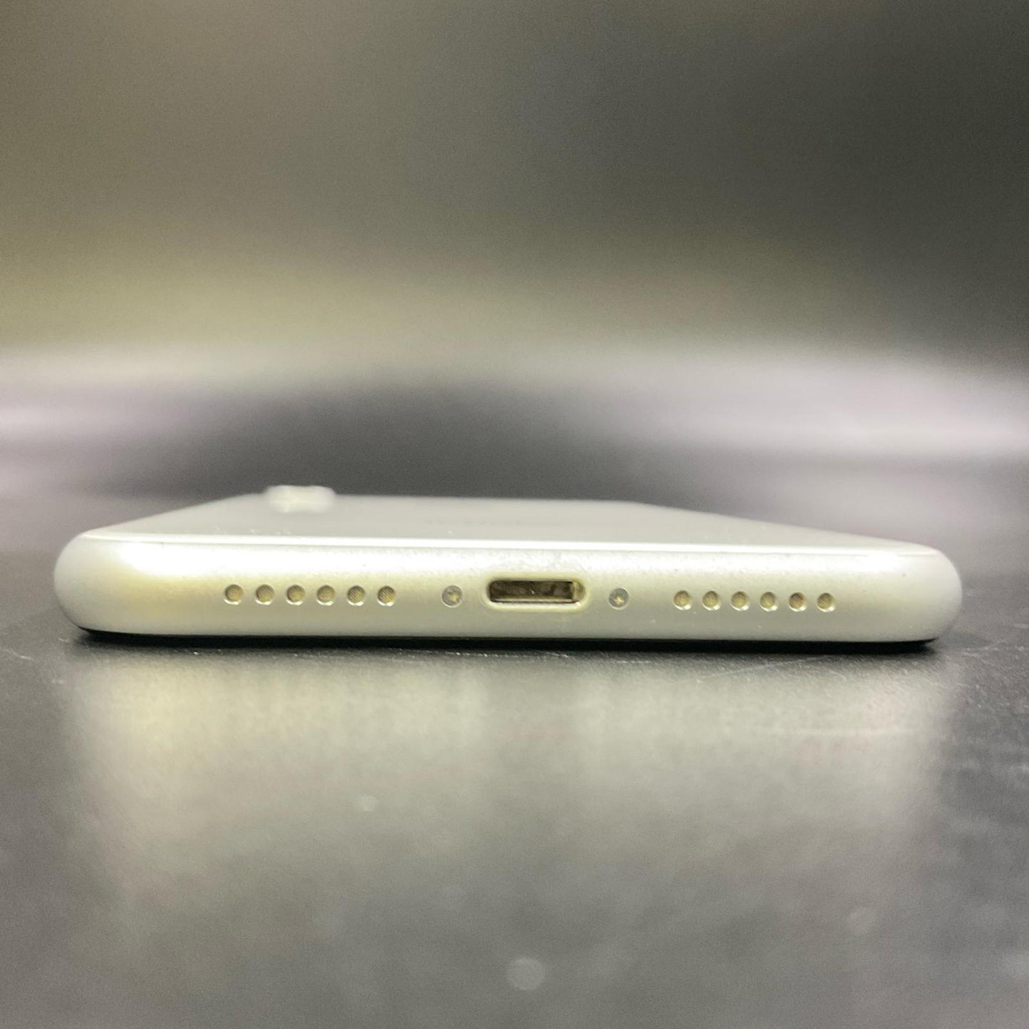 【全額返金保証】【最速発送】Apple iPhone iPhone XR 128GB ホワイト au 白ロム 動作確認済 83%
