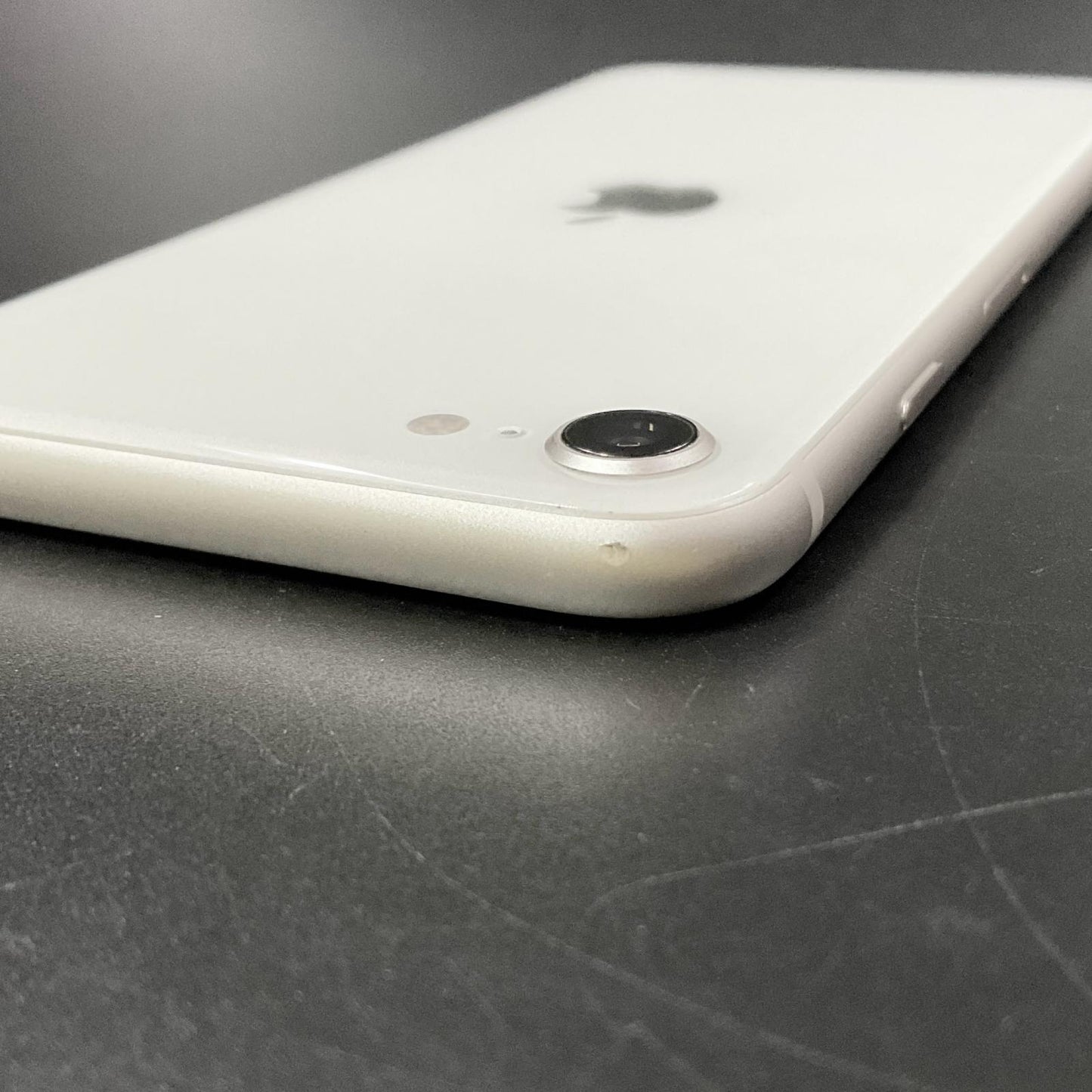 【全額返金保証】【最速発送】Apple iPhone iPhone SE(第3世代) 64GB スターライト au 白ロム 動作確認済 80%