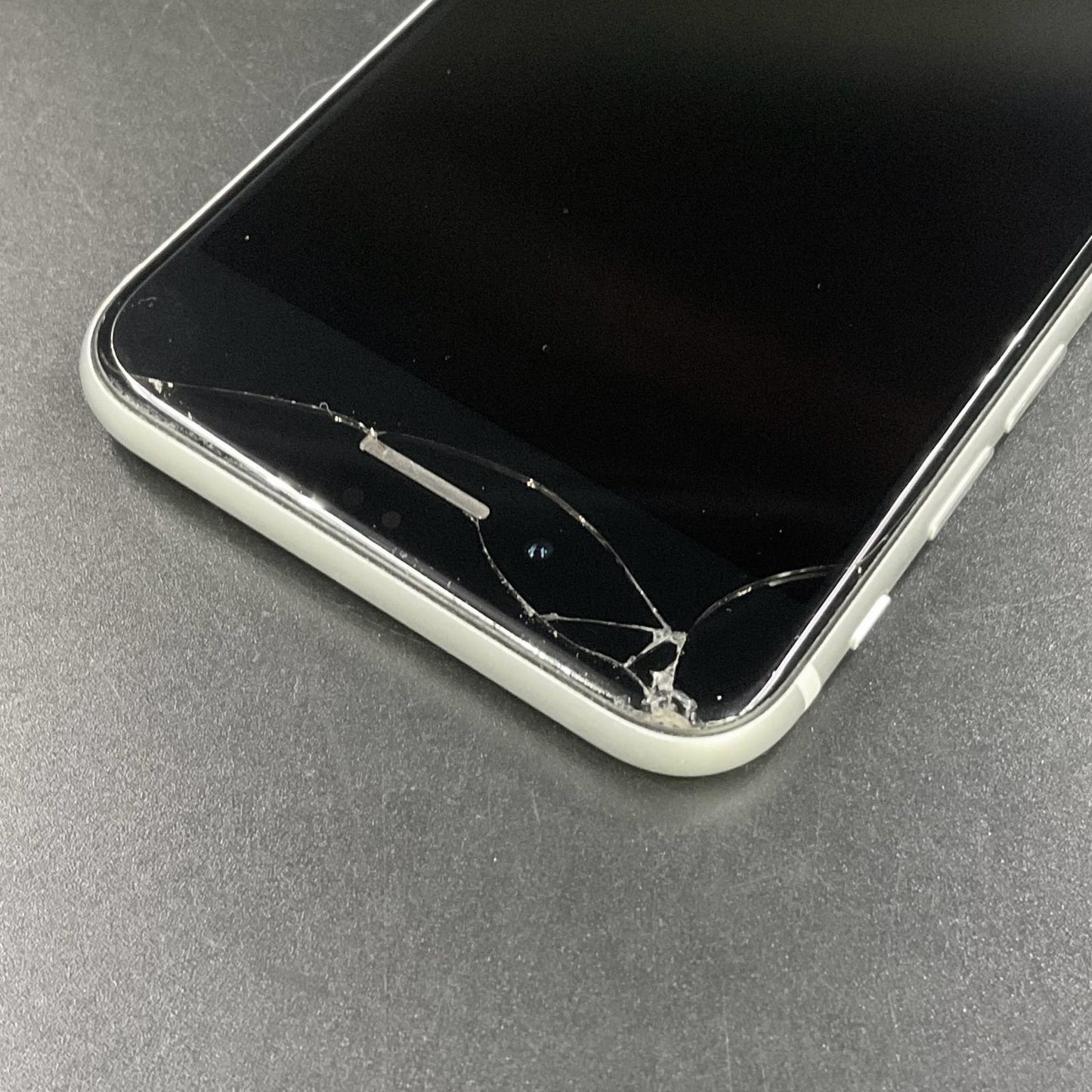 【最速発送】Apple iPhone iPhone SE(第2世代) 64GB ホワイト au 白ロム【難有】 72%