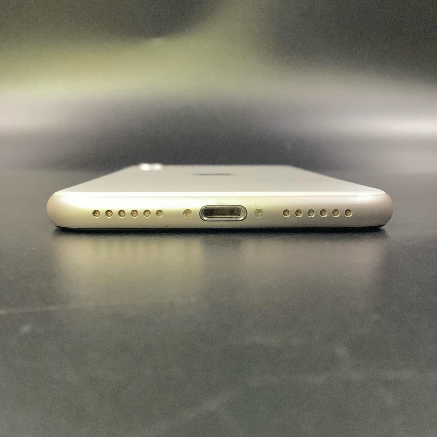 【全額返金保証】【最速発送】Apple iPhone iPhone SE(第3世代) 64GB スターライト au 動作確認済 77%