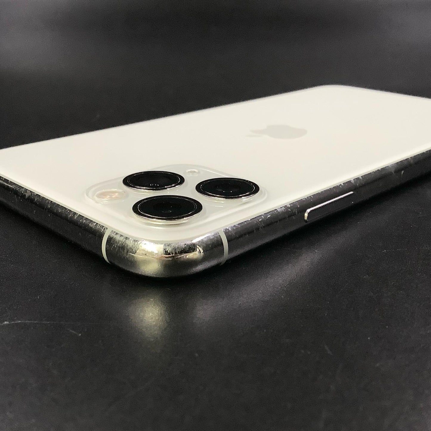 【全額返金保証】【最速発送】Apple iPhone iPhone 11 Pro 64GB シルバー Softbank 白ロム 動作確認済 72%