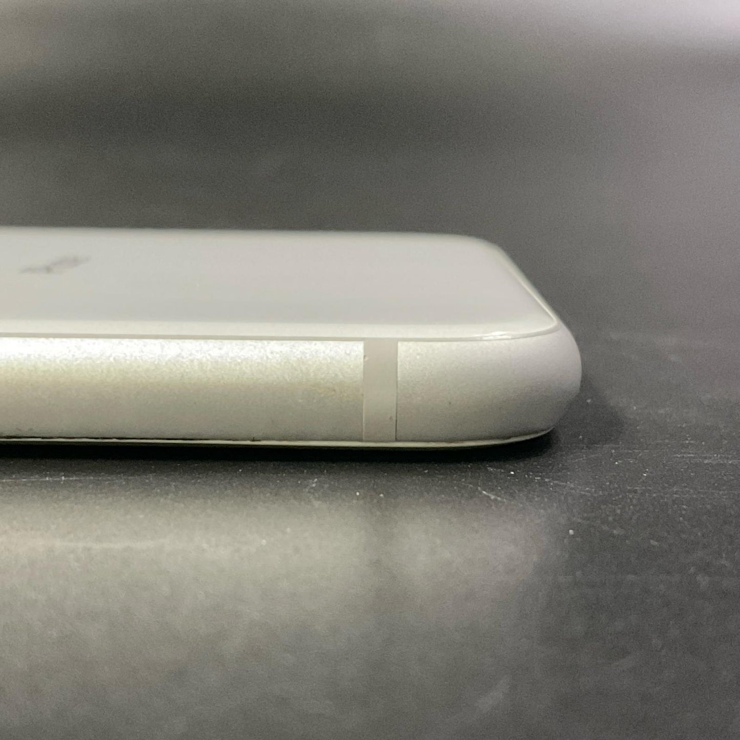 【全額返金保証】【最速発送】Apple iPhone iPhone 8 Plus 64GB シルバー au 白ロム 動作確認済 76%