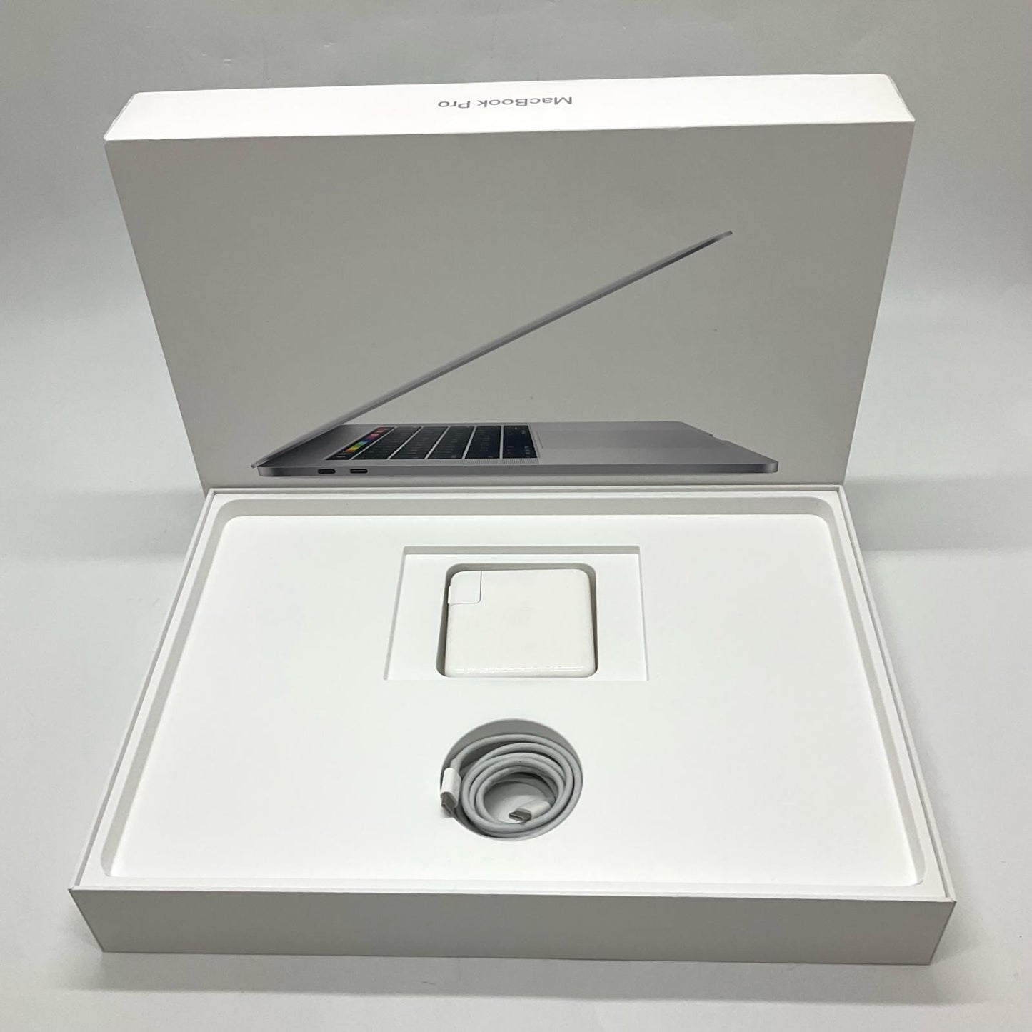 【全額返金保証】【最速発送】Apple MacBook Pro 15インチ 2019 6コア Intel Core i7 16GB SSD 256GB シルバー 85.5% 動作確認済