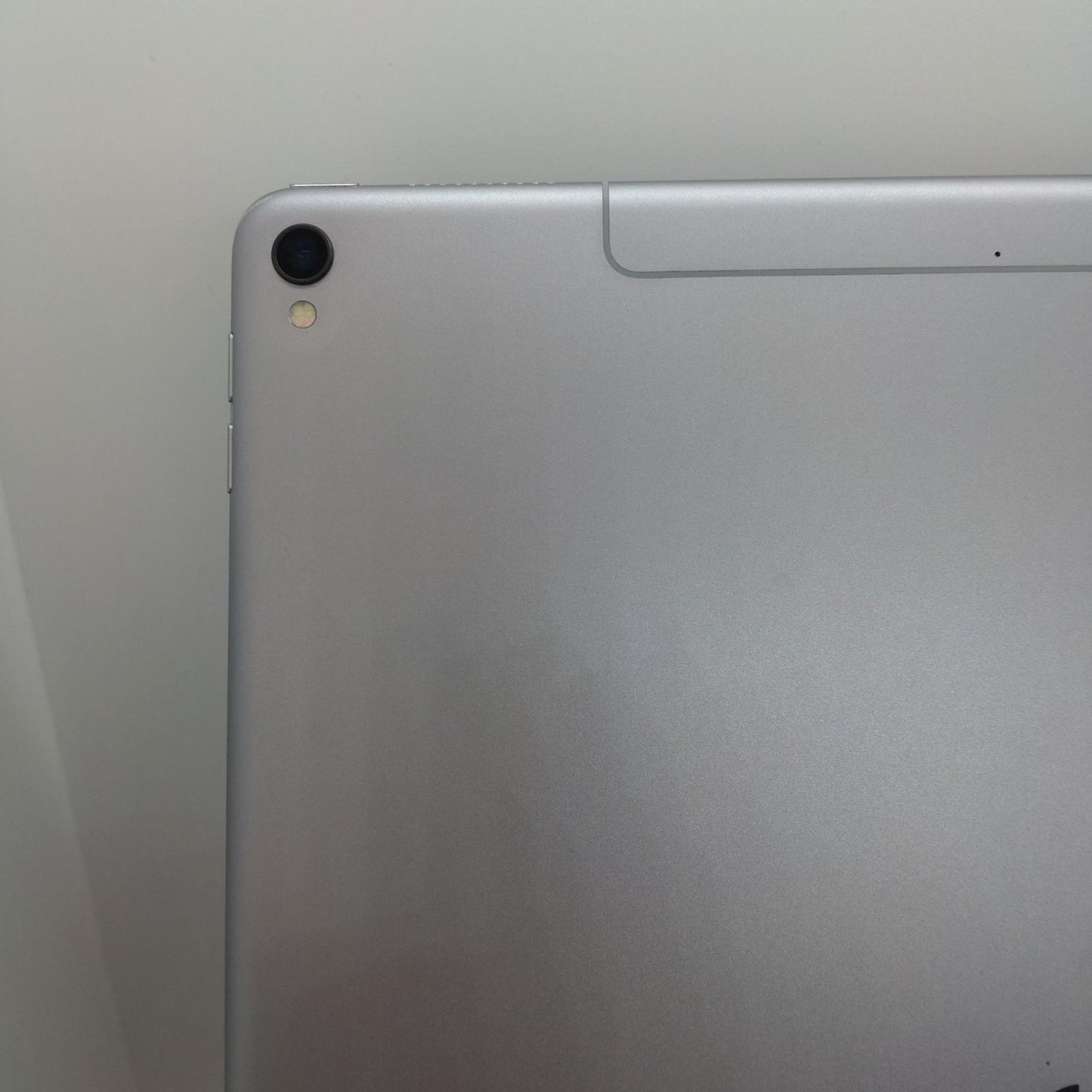【全額返金保証】【最速発送】Apple iPad Pro 12.9インチ 第2世代 512GB シルバー Wi-Fi docomo SIMフリー 白ロム 動作確認済