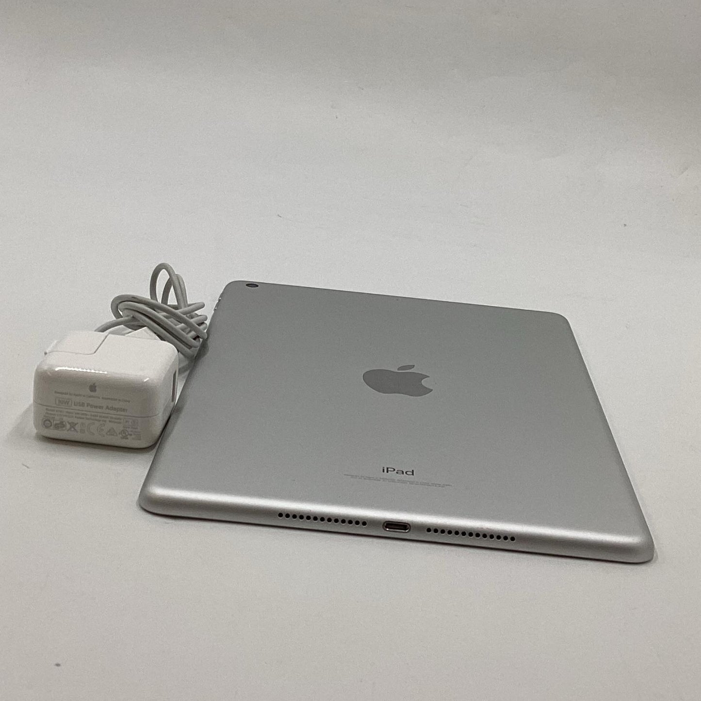 【全額返金保証】【最速発送】Apple iPad 第6世代 32GB シルバー Wi-Fi 動作確認済