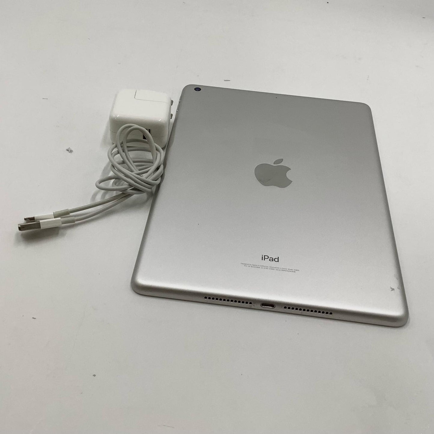 【全額返金保証】【最速発送】Apple iPad 第6世代 32GB シルバー Wi-Fi 動作確認済