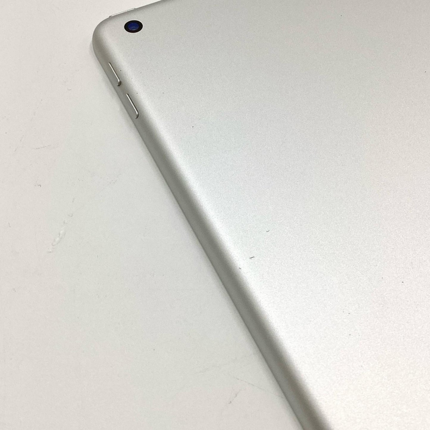 【全額返金保証】【最速発送】Apple iPad 第6世代 32GB シルバー Wi-Fi 動作確認済