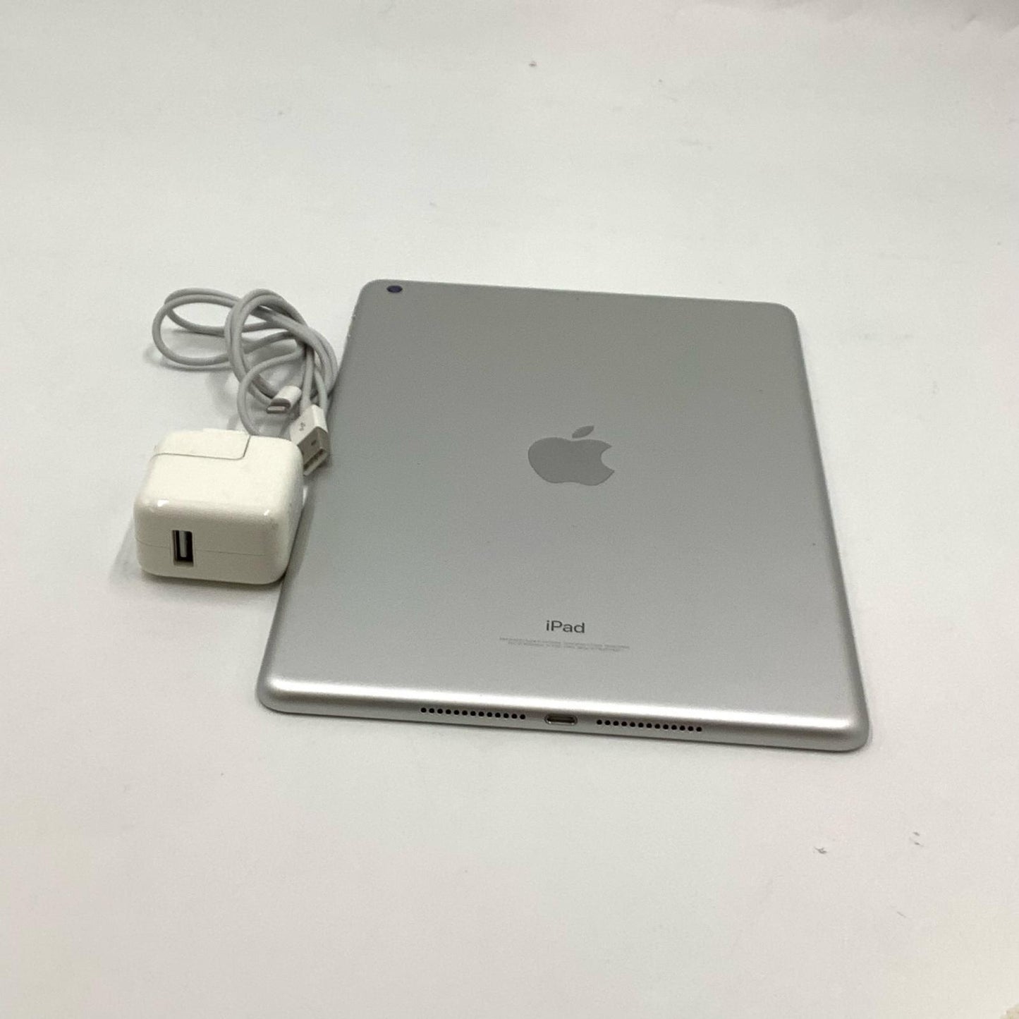 【全額返金保証】【最速発送】Apple iPad 第5世代 128GB シルバー Wi-Fi 動作確認済