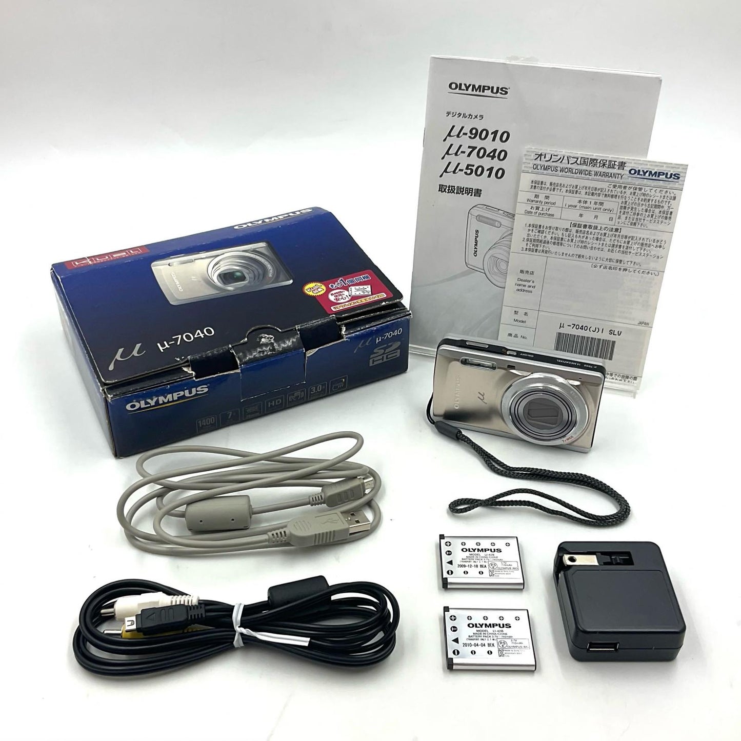 【全額返金保証】【最速発送】OLYMPUS コンパクトデジタルカメラ μ-7040 チタニウムシルバー 美品 動作確認済