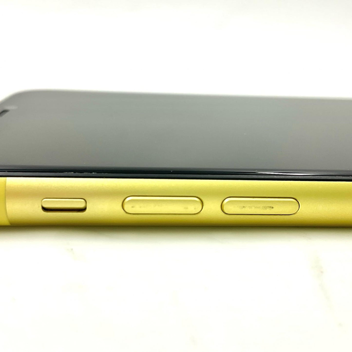 【全額返金保証】【最速発送】Apple iPhone iPhone 11 128GB イエロー Softbank 白ロム 動作確認済 74%