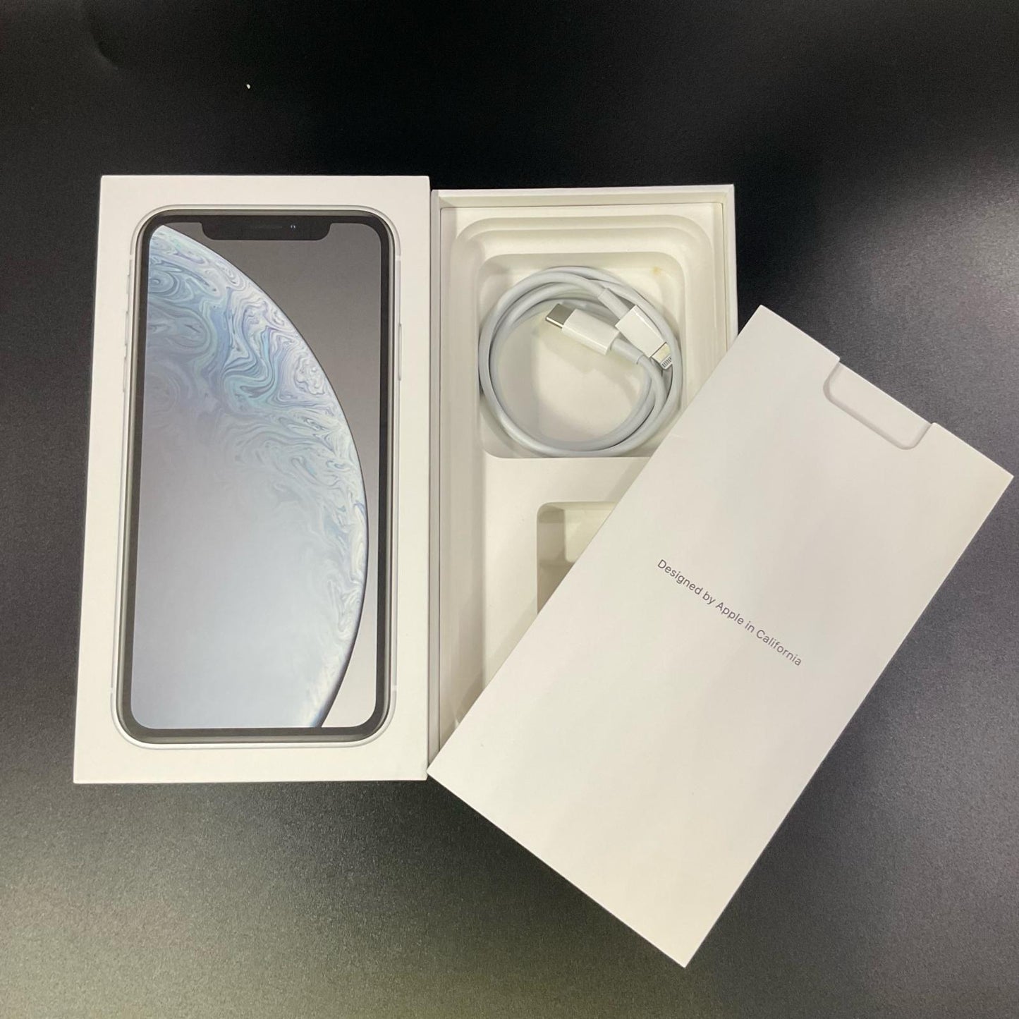 【全額返金保証】【最速発送】Apple iPhone iPhone XR 128GB ホワイト au 白ロム 動作確認済 82%