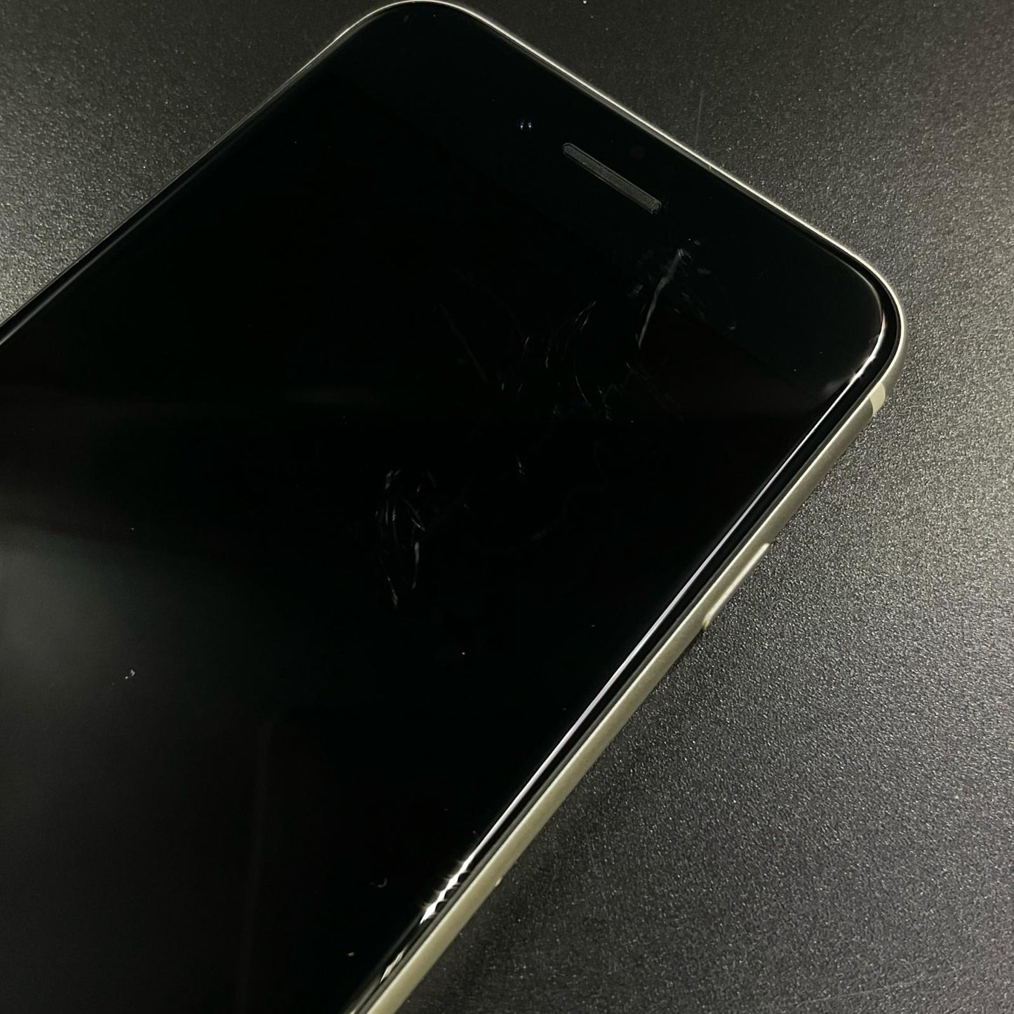 【全額返金保証】【最速発送】Apple iPhone iPhone SE(第3世代) 64GB スターライト au 動作確認済 89%