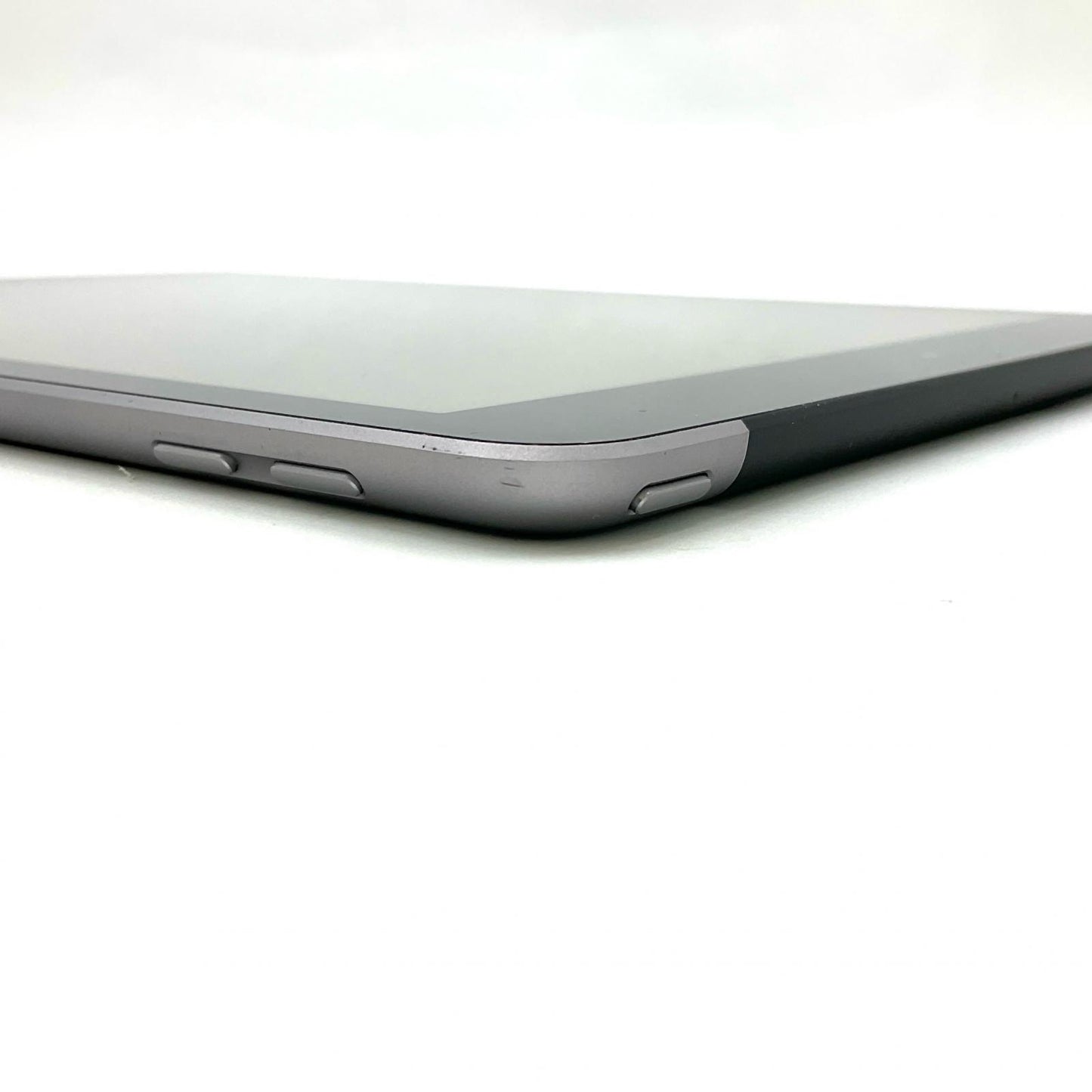 【全額返金保証】【最速発送】Apple iPad iPad 9.7インチ 第5世代 32GB スペースグレイ WiFi+Cellular au 白ロム 動作確認済