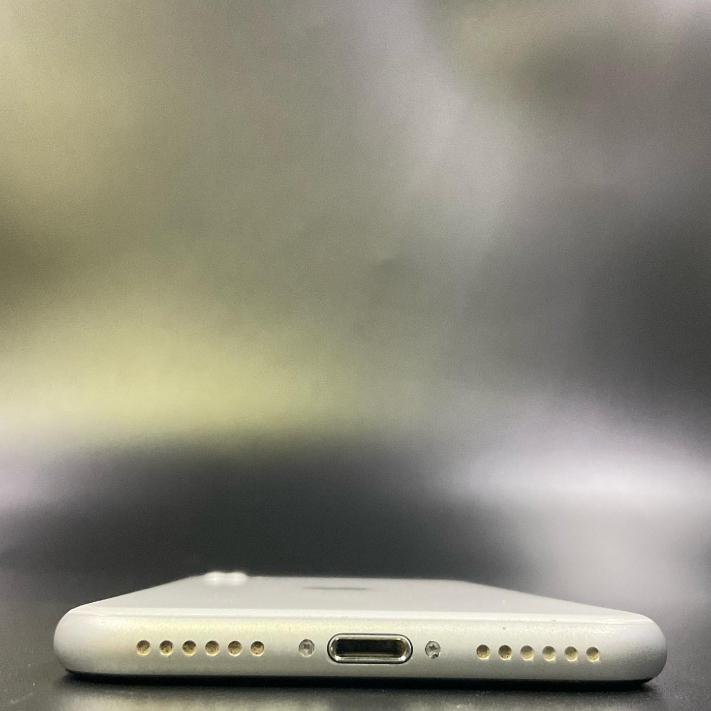 【全額返金保証】【最速発送】Apple iPhone iPhone SE(第2世代) 256GB ホワイト docomo 白ロム 動作確認済 87%