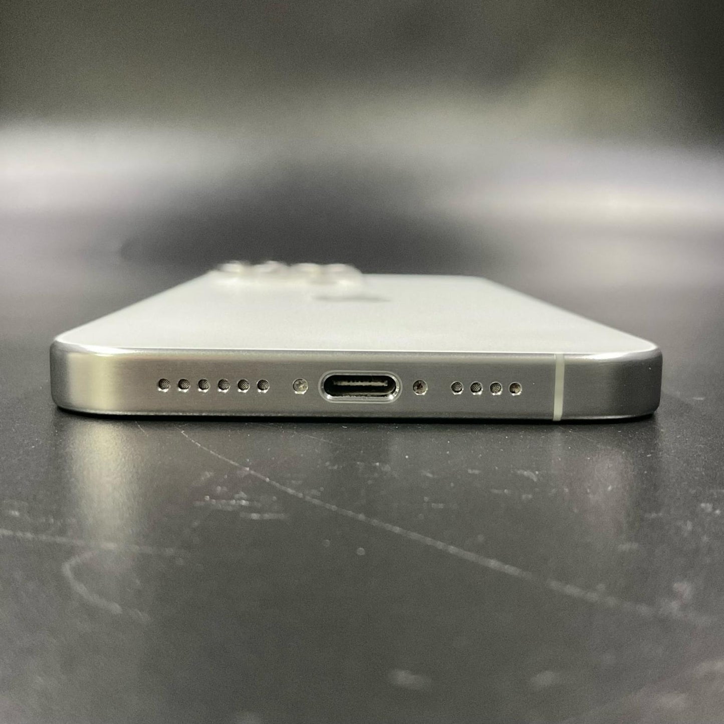 【全額返金保証】【最速発送】Apple iPhone iPhone 15 Pro Max 256GB ホワイト au 美品 動作確認済 88%