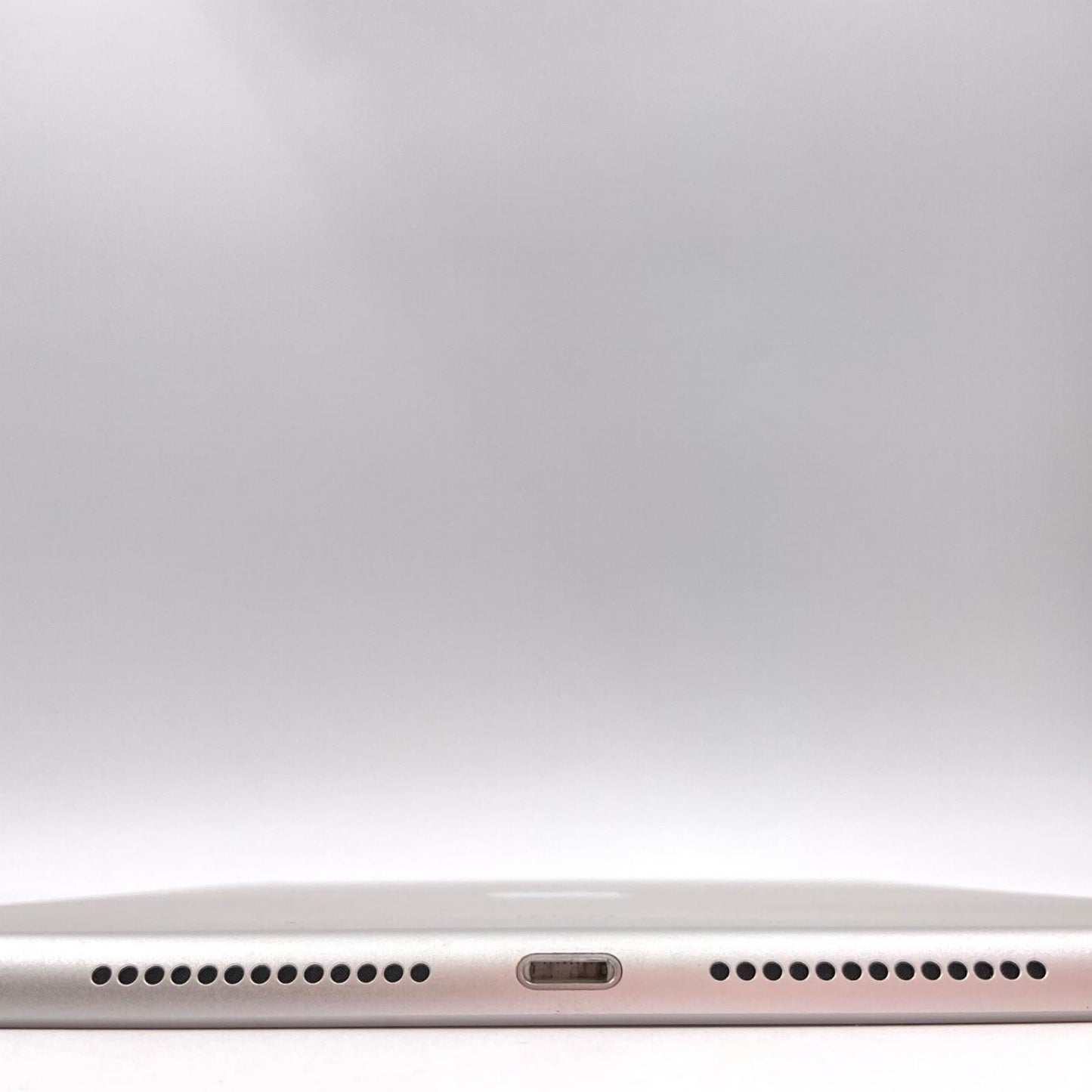 【全額返金保証】【最速発送】Apple iPad iPad 10.2インチ 第8世代 32GB シルバー WiFi+Cellular docomo 白ロム 動作確認済