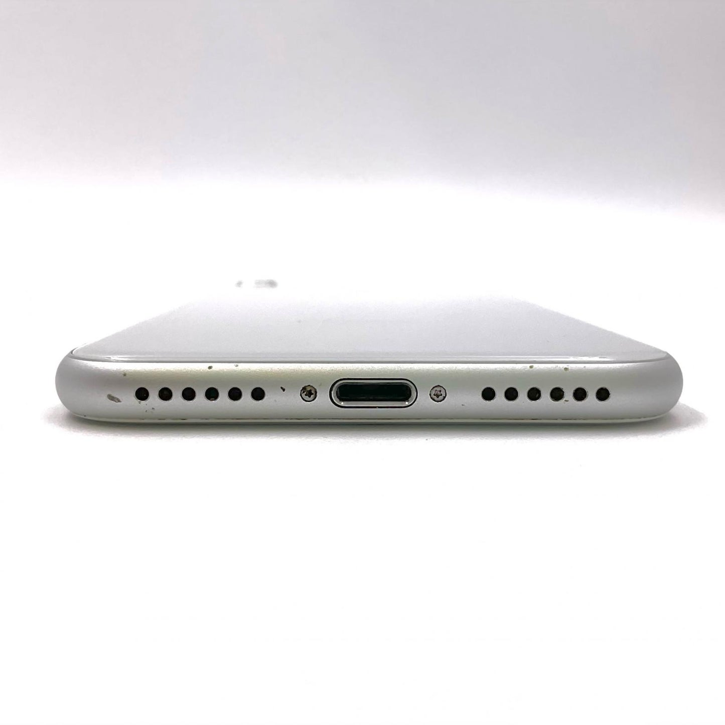 【全額返金保証】【最速発送】Apple iPhone iPhone 8 64GB シルバー docomo 白ロム 動作確認済 78%
