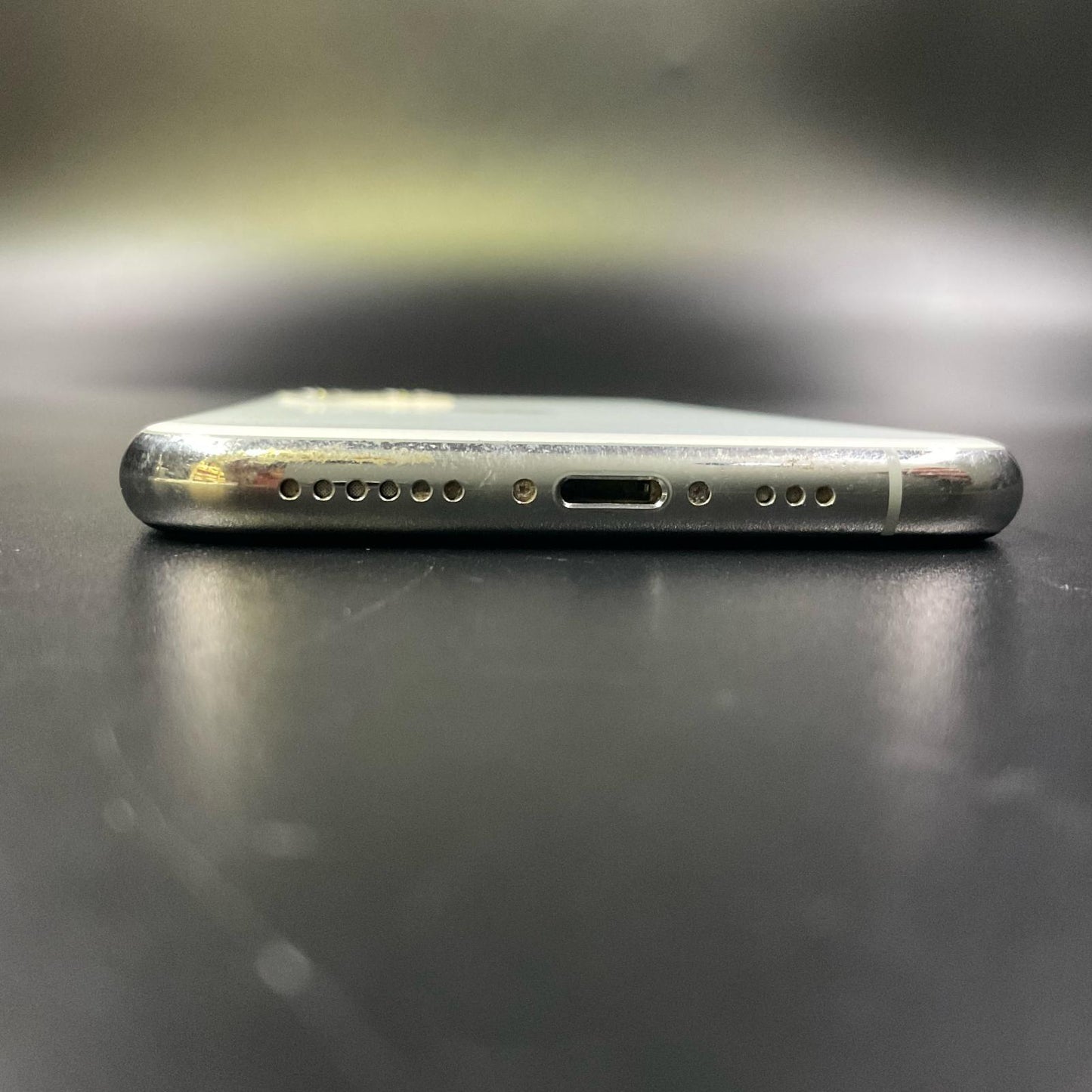 【全額返金保証】【最速発送】Apple iPhone iPhone 11 Pro 256GB シルバー au 白ロム 動作確認済 81%
