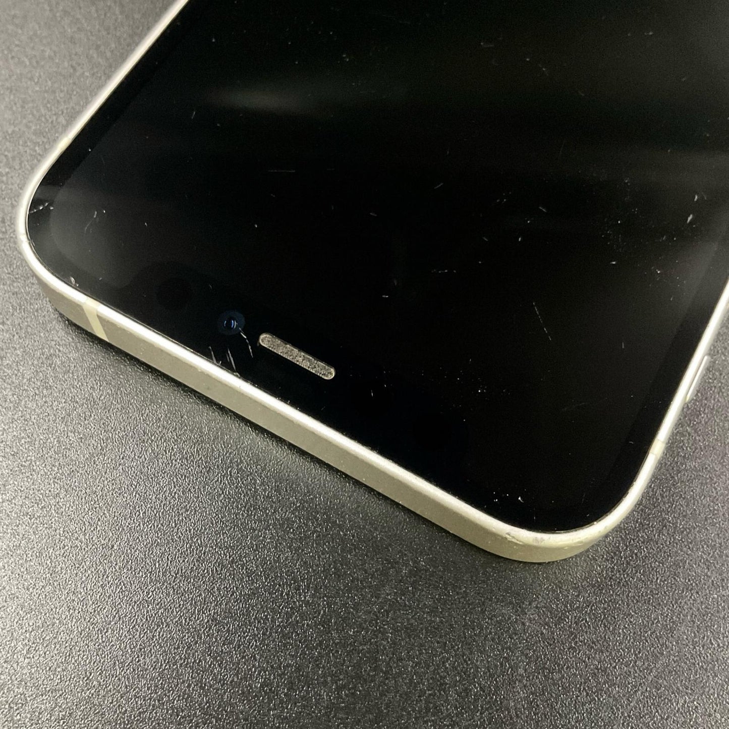 【全額返金保証】【最速発送】Apple iPhone iPhone 7 32GB シルバー au 白ロム 動作確認済 77%