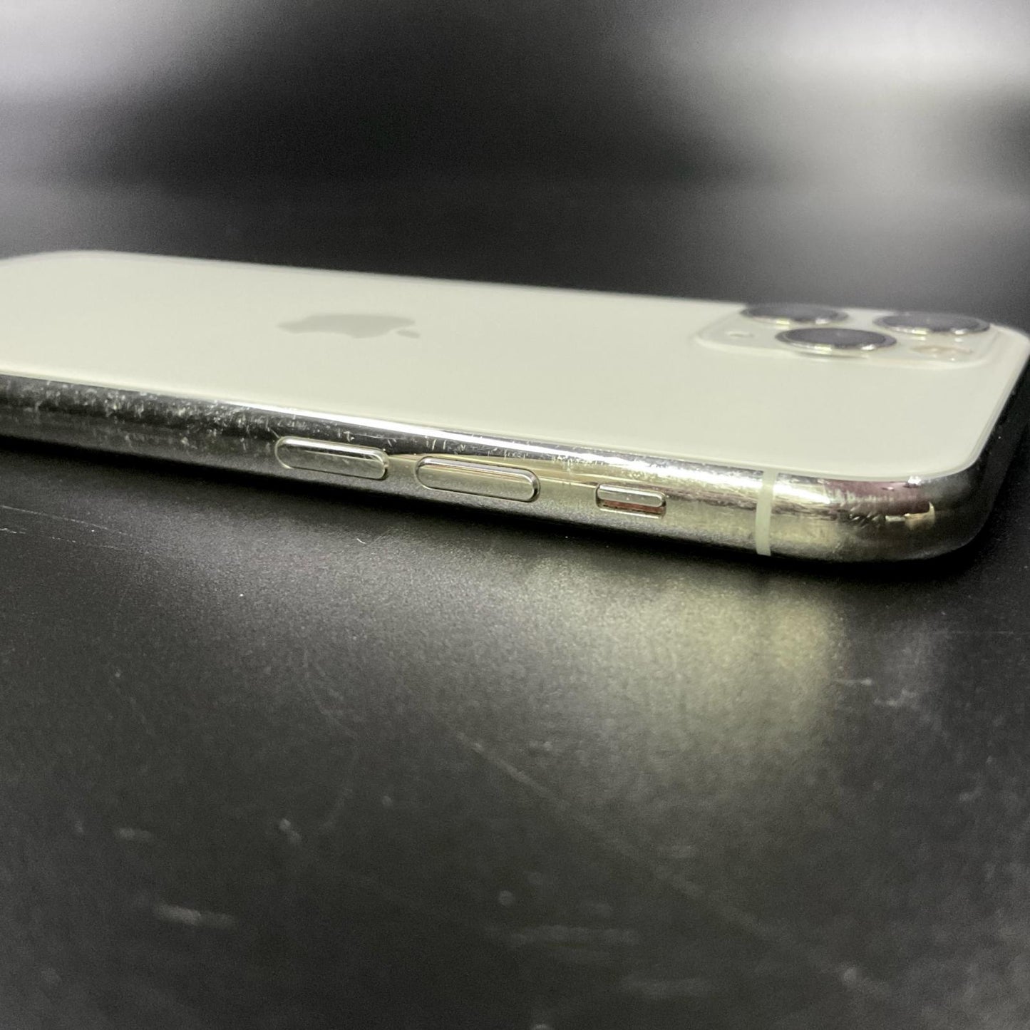 【全額返金保証】【最速発送】Apple iPhone iPhone 11 Pro 256GB シルバー au 白ロム 動作確認済 72%