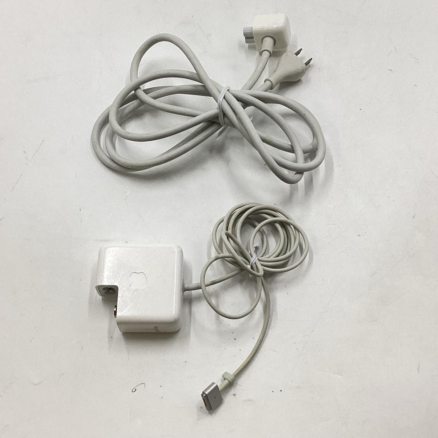 【全額返金保証】【最速発送】Apple MacBook Air 11インチ 2015 1.6 GHz Intel Core i5 4GB SSD 128GB シルバー 動作確認済