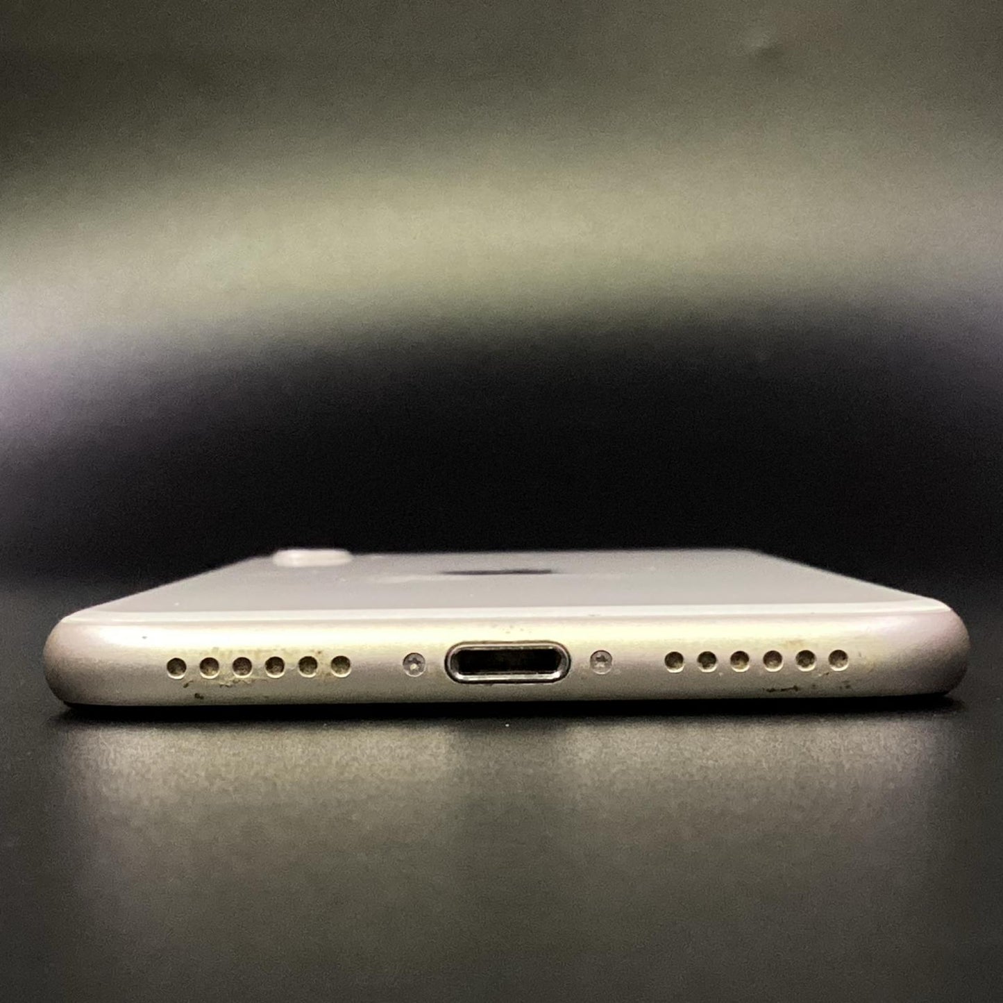 【全額返金保証】【最速発送】Apple iPhone iPhone SE(第3世代) 64GB スターライト au SIMフリー 白ロム 動作確認済 77%