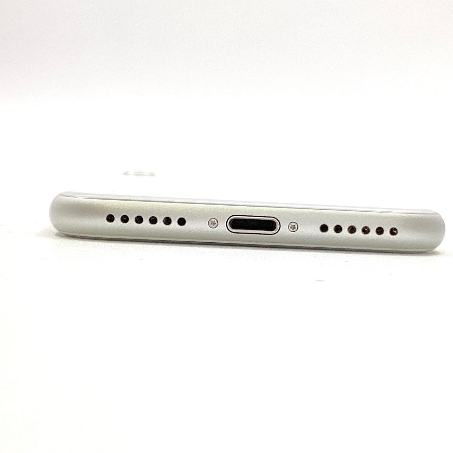 【全額返金保証】【最速発送】Apple iPhone iPhone 8 64GB シルバー au SIMフリー 白ロム 動作確認済 73%