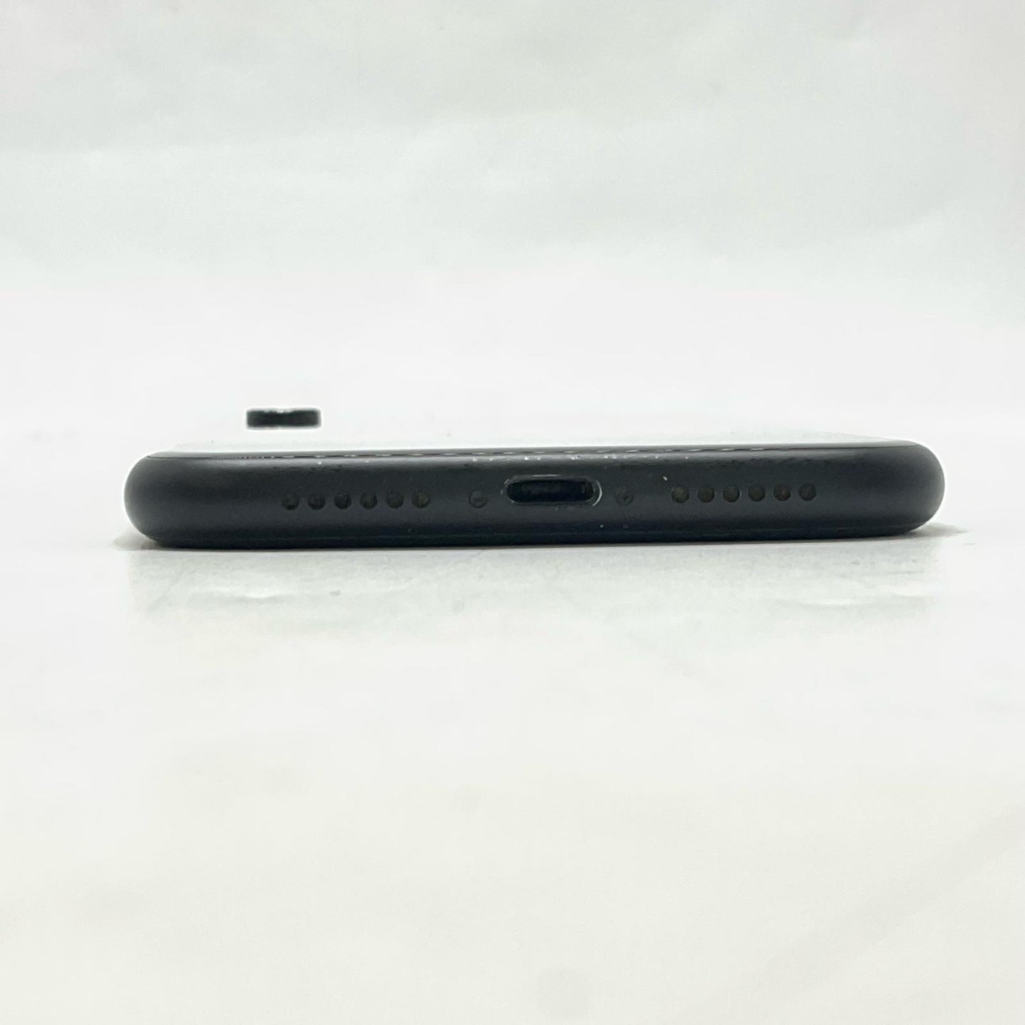 【全額返金保証】【最速発送】Apple iPhone iPhone XR 64GB ブラック au 白ロム 動作確認済 74%