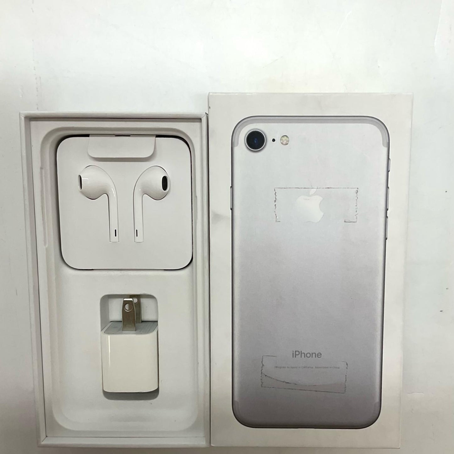 【全額返金保証】【最速発送】Apple iPhone iPhone 8 64GB シルバー docomo SIMフリー 白ロム 動作確認済 92%