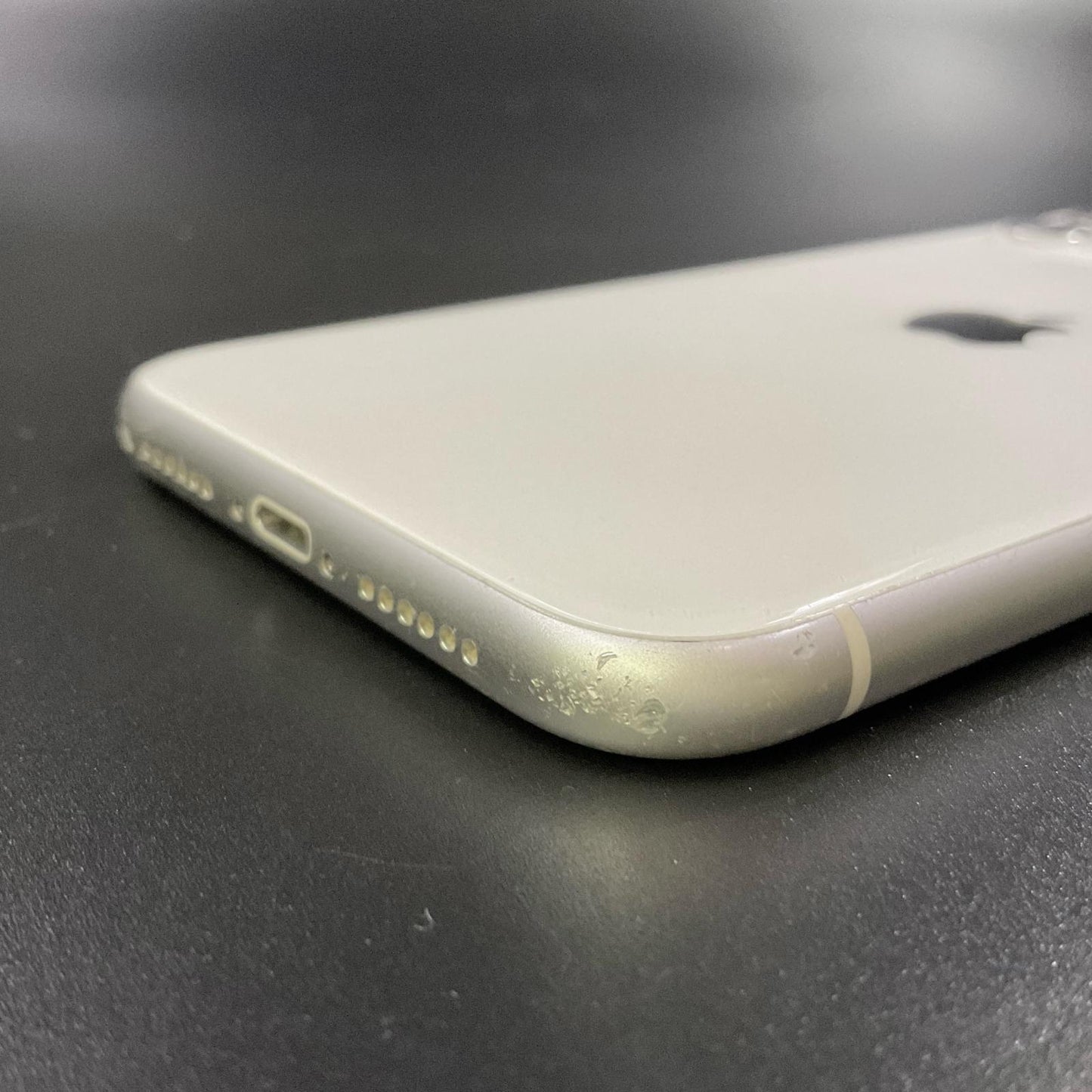 【最速発送】Apple iPhone iPhone 11 128GB ホワイト au 白ロム【難有】 77%