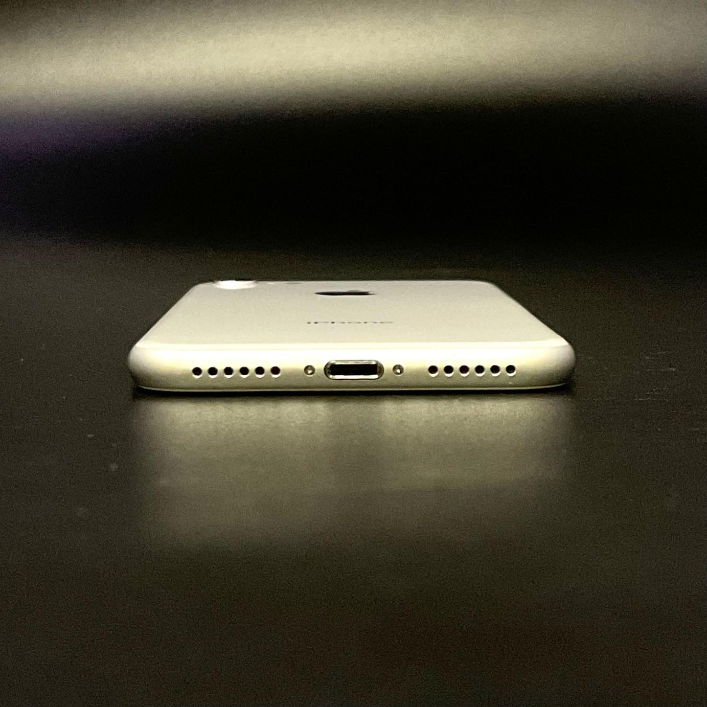 【全額返金保証】【最速発送】Apple iPhone iPhone 8 64GB シルバー au 白ロム 動作確認済 81%