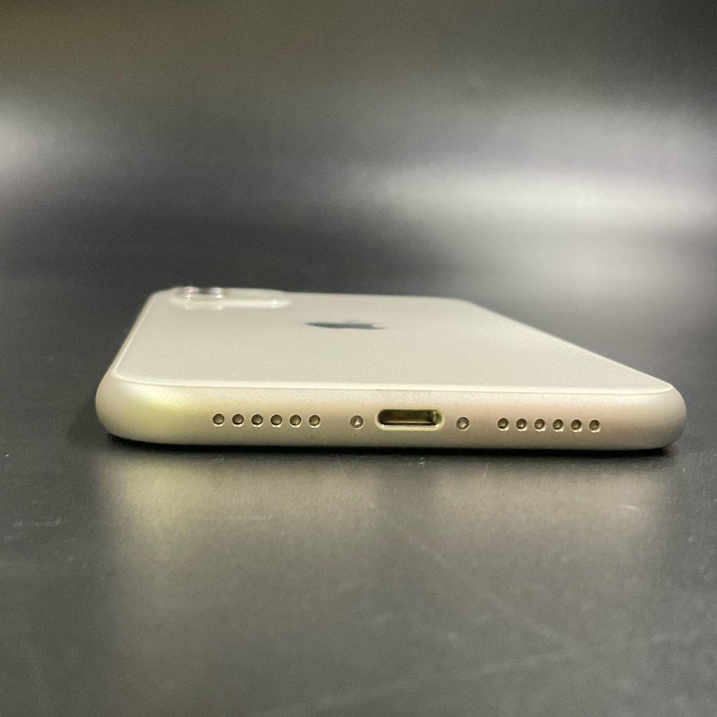 【全額返金保証】【最速発送】Apple iPhone iPhone 11 64GB ホワイト au 白ロム 動作確認済 77%