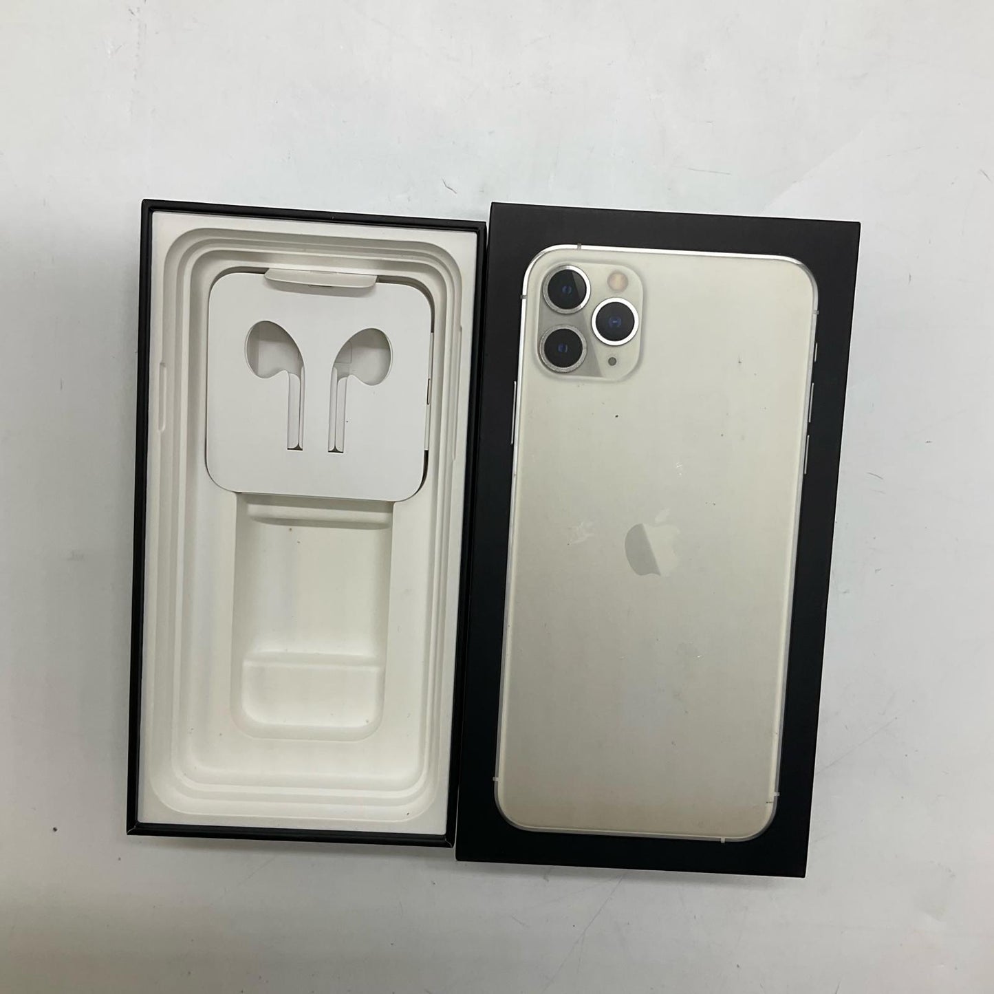 【全額返金保証】【最速発送】Apple iPhone iPhone 11 Pro Max 256GB シルバー Softbank 白ロム 動作確認済 72%