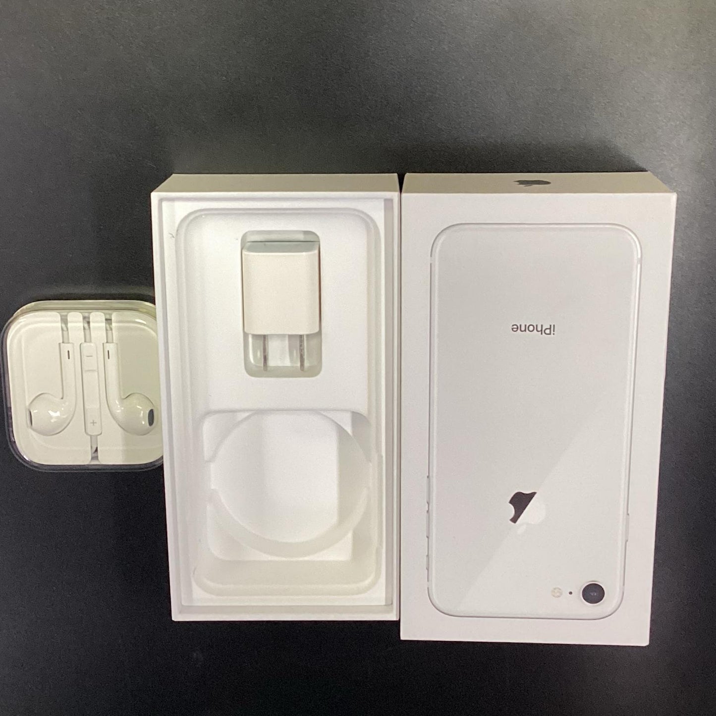 【全額返金保証】【最速発送】Apple iPhone iPhone 8 64GB シルバー docomo 白ロム 動作確認済 80%