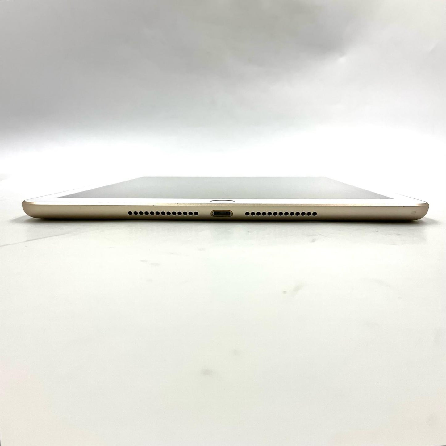 【全額返金保証】【最速発送】Apple iPad iPad 9.7インチ 第5世代 32GB ゴールド WiFi+Cellular docomo 白ロム 美品 動作確認済