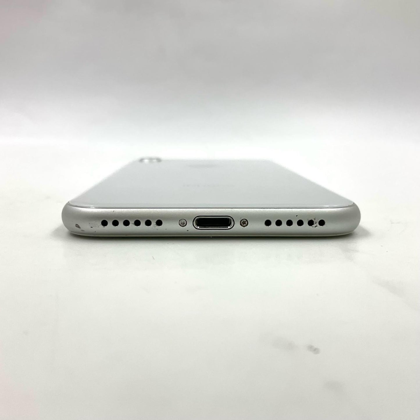 【全額返金保証】【最速発送】Apple iPhone iPhone 8 64GB シルバー docomo 白ロム 動作確認済 79%