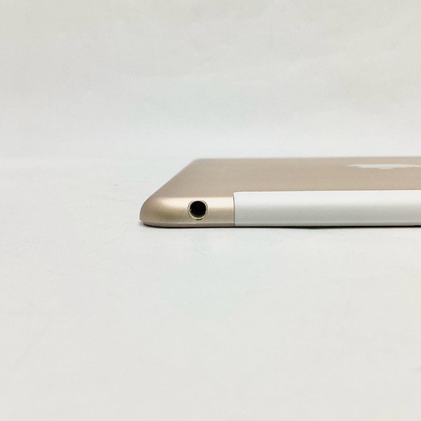 【全額返金保証】【最速発送】Apple iPad Air 9.7インチ 第2世代 16GB ゴールド WiFi+Cellular au 白ロム 動作確認済