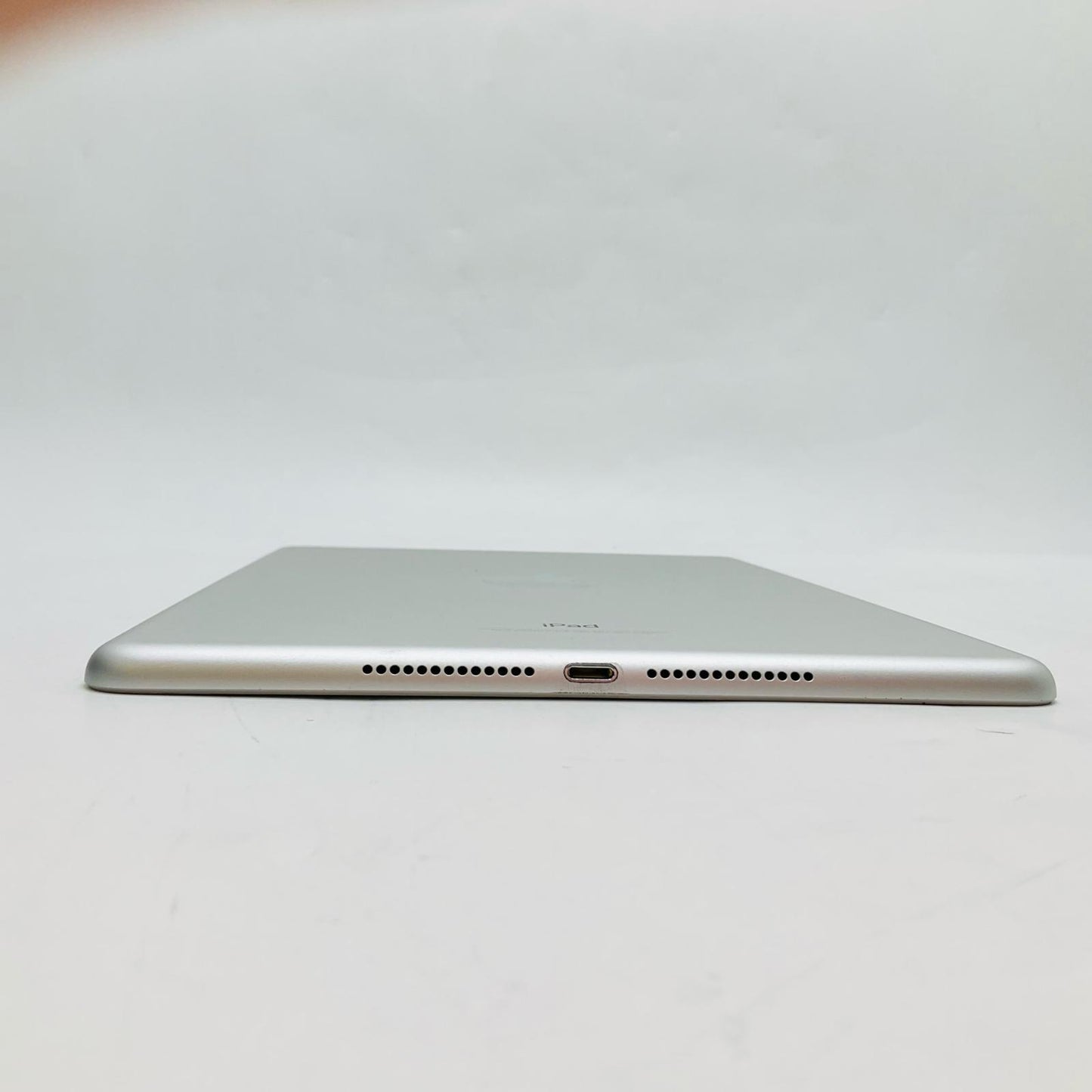 【全額返金保証】【最速発送】Apple iPad iPad 9.7インチ 第5世代 32GB シルバー Wi-Fi 美品 動作確認済