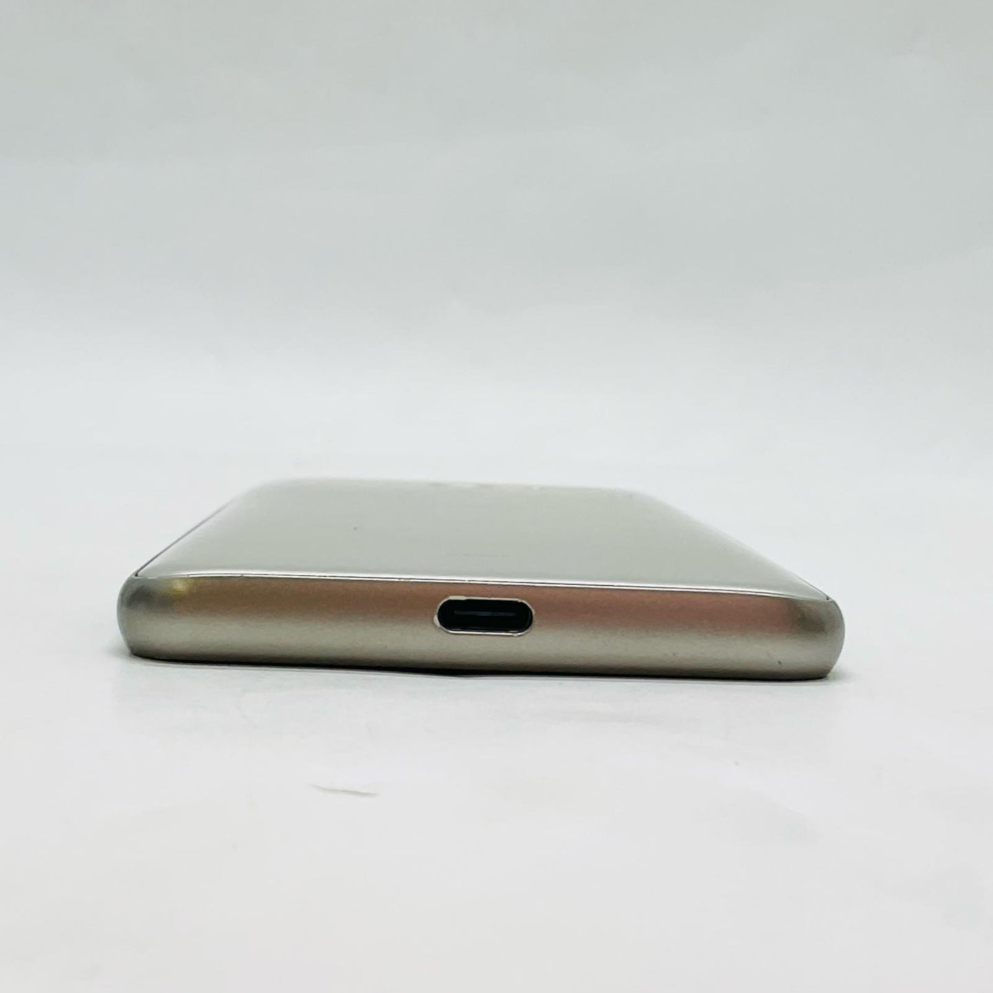 【全額返金保証】【最速発送】 BASIO4 32GB シルバー系 au KYV47 白ロム 動作確認済