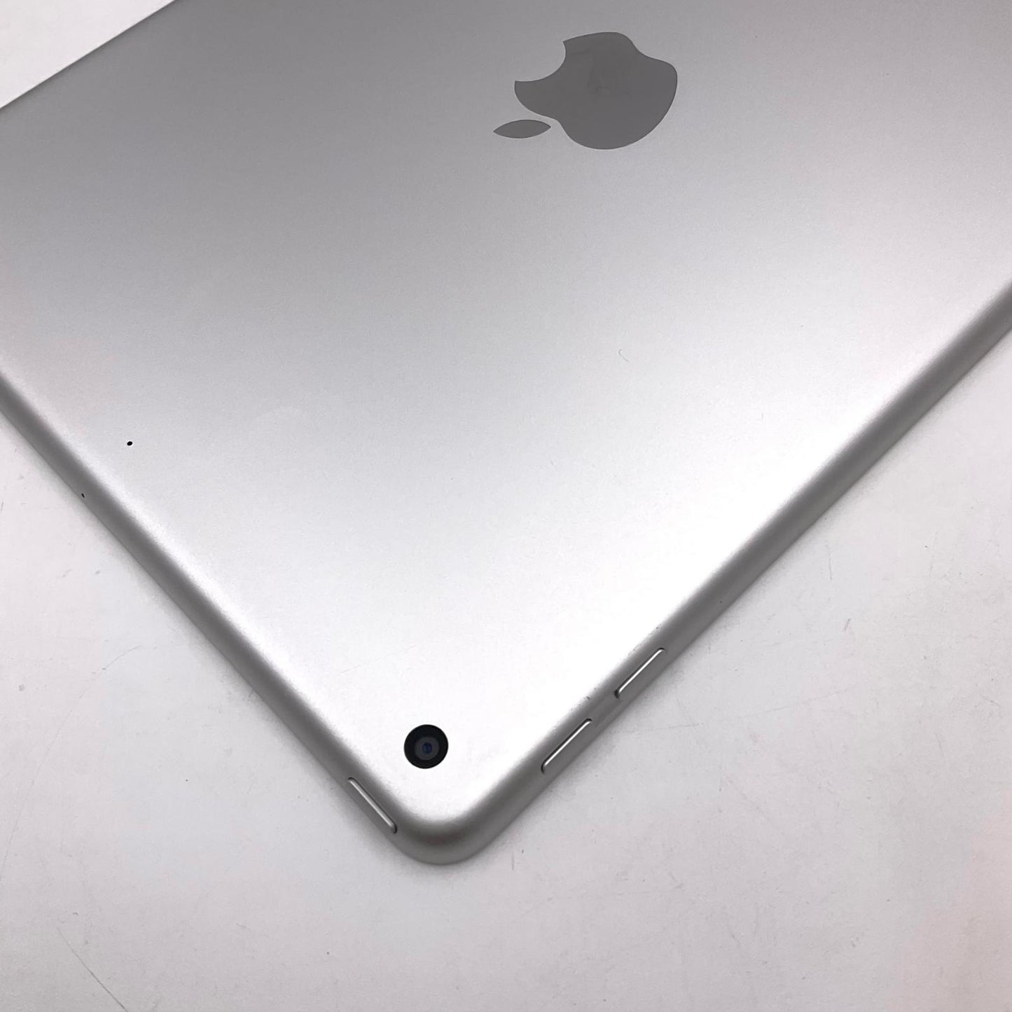 【全額返金保証】【最速発送】Apple iPad iPad 9.7インチ 第6世代 32GB シルバー Wi-Fi 美品 動作確認済