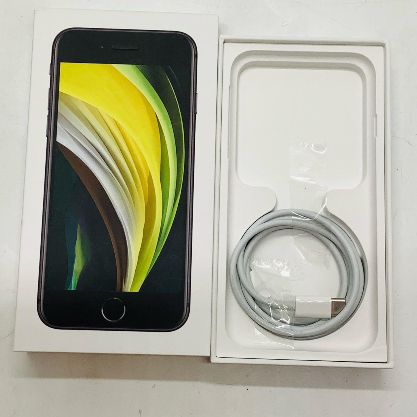 【全額返金保証】【最速発送】Apple iPhone iPhone SE(第2世代) 64GB ブラック Softbank 白ロム 動作確認済 72%