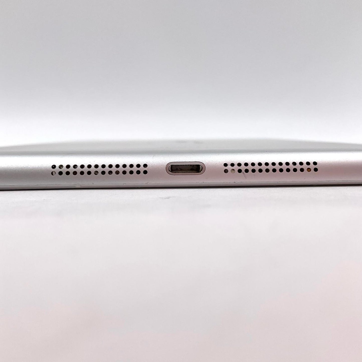【最速発送】Apple iPad mini 7.9インチ 第3世代 64GB シルバー Wi-Fi【難有】