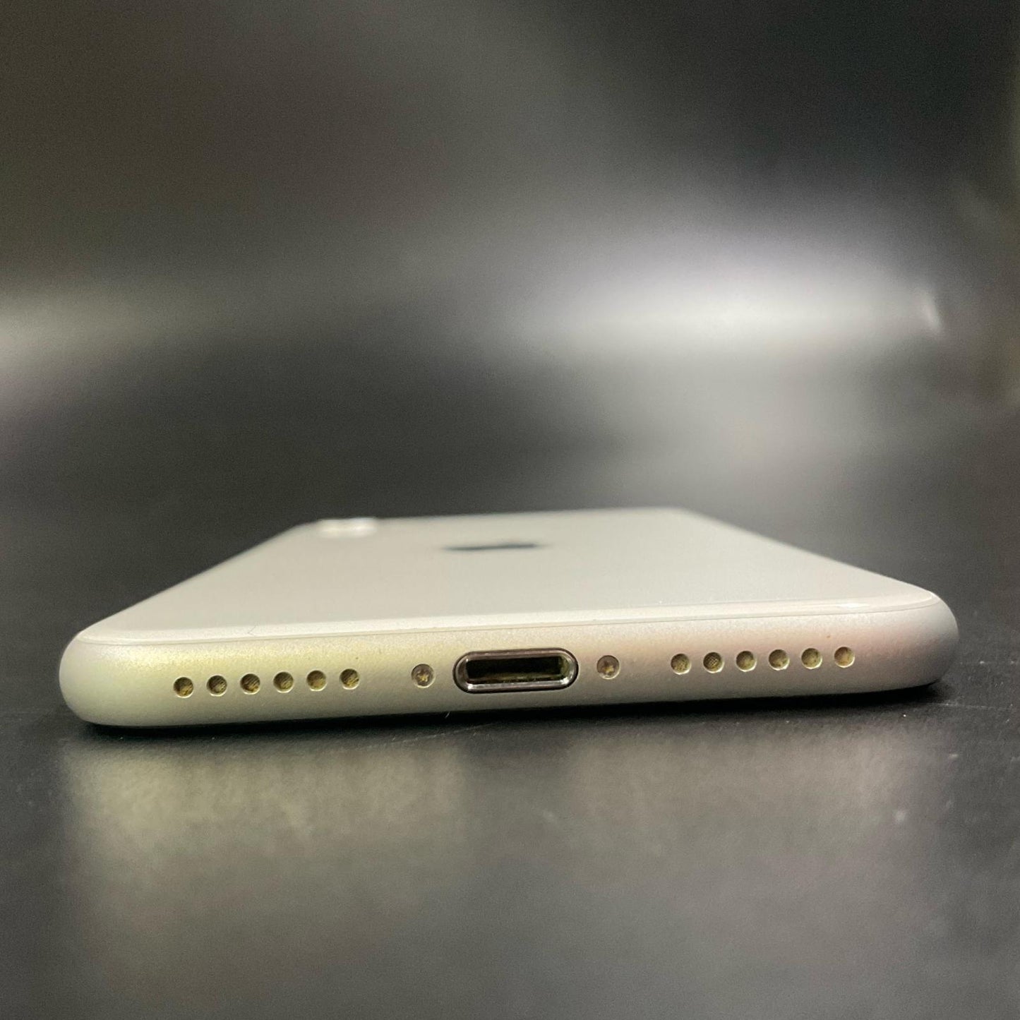 【全額返金保証】【最速発送】Apple iPhone iPhone SE(第2世代) 64GB ホワイト Softbank 白ロム 動作確認済 75%