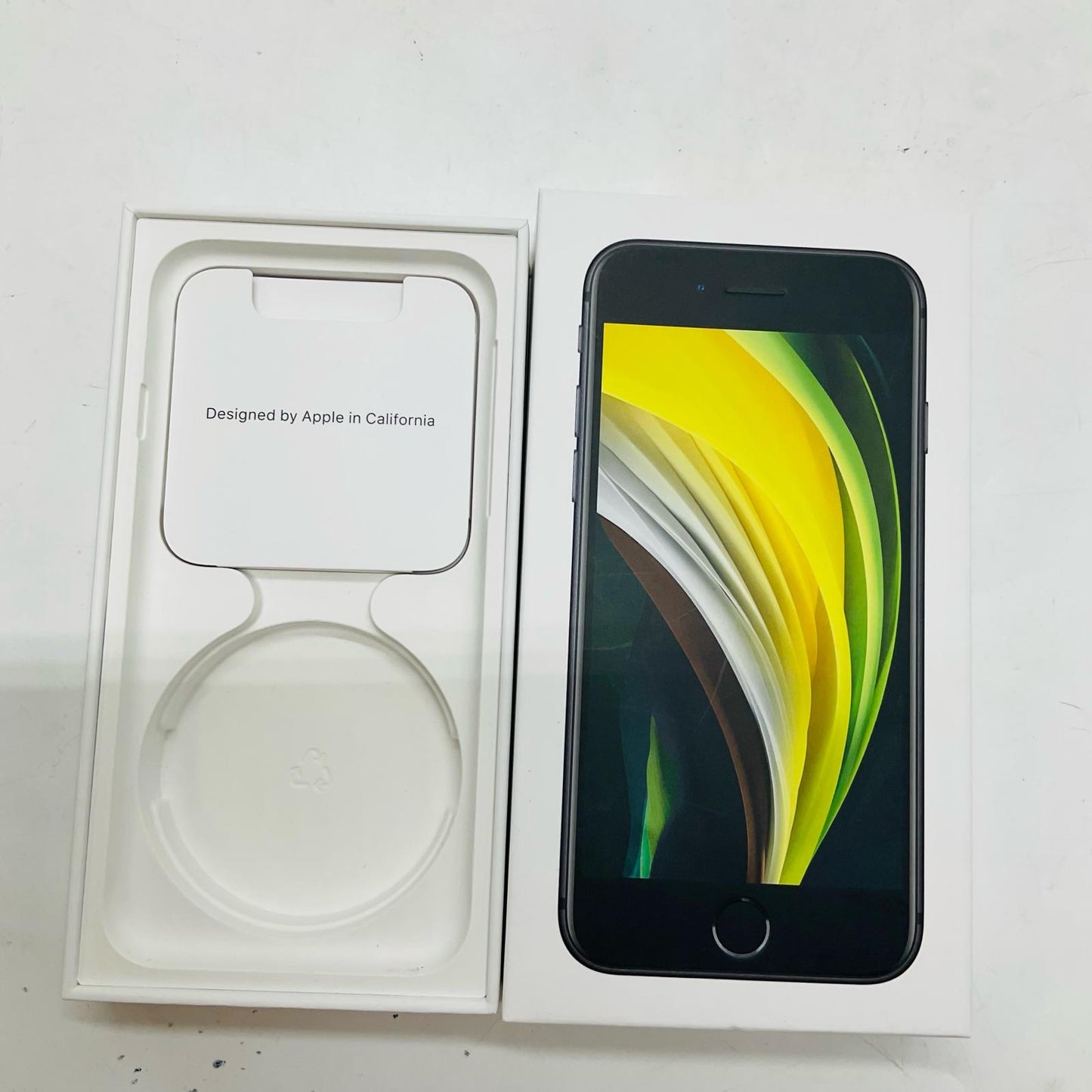 【全額返金保証】【最速発送】Apple iPhone iPhone SE(第2世代) 64GB ブラック au SIMフリー 白ロム 動作確認済 74%